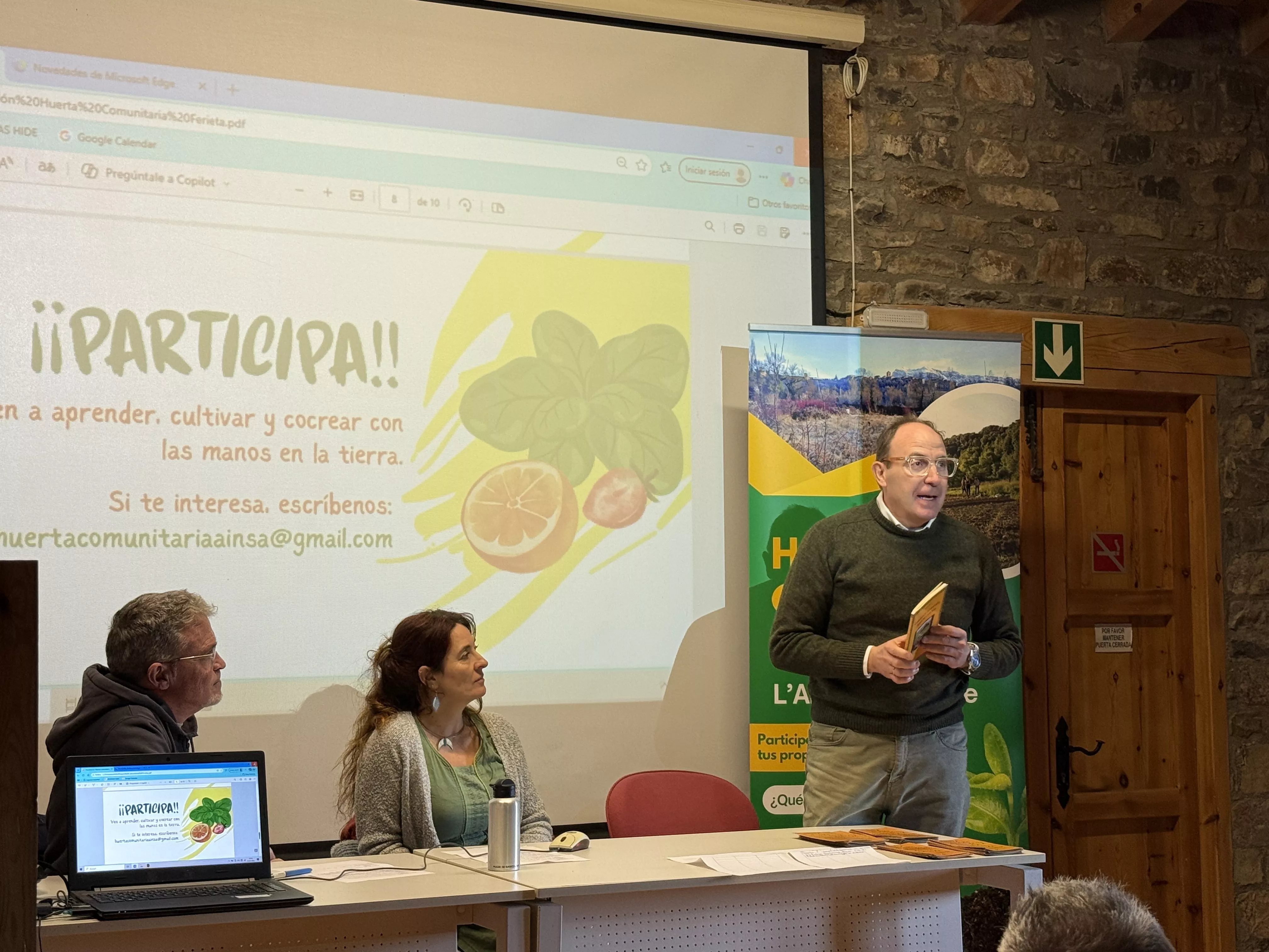 Ismael Ferrer con uno de sus libros