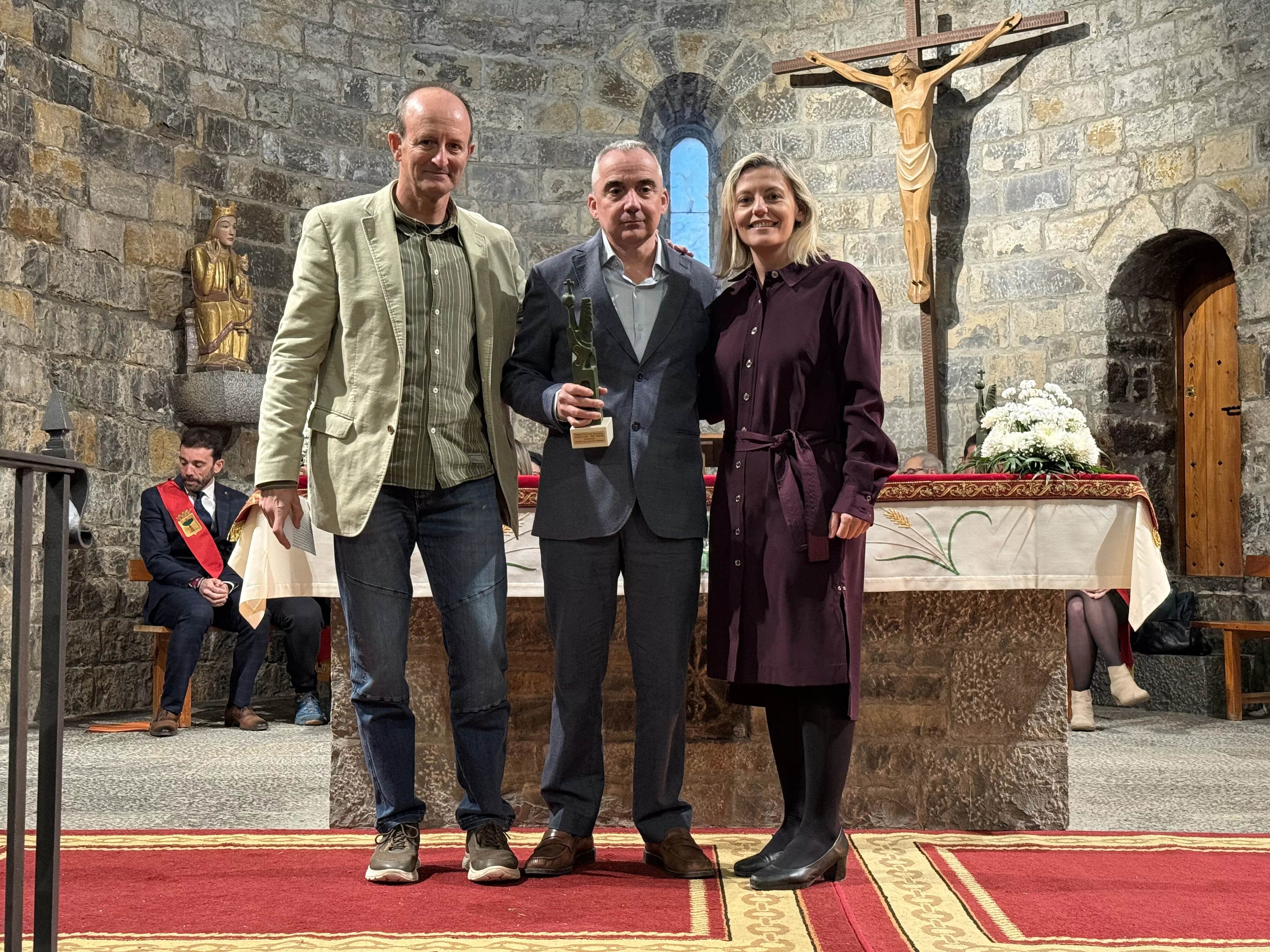 Óscar Díez y Juan Antonio Gil reciben el premio de manos de Begoña Nasarre, diputada en el Congreso de los Diputados