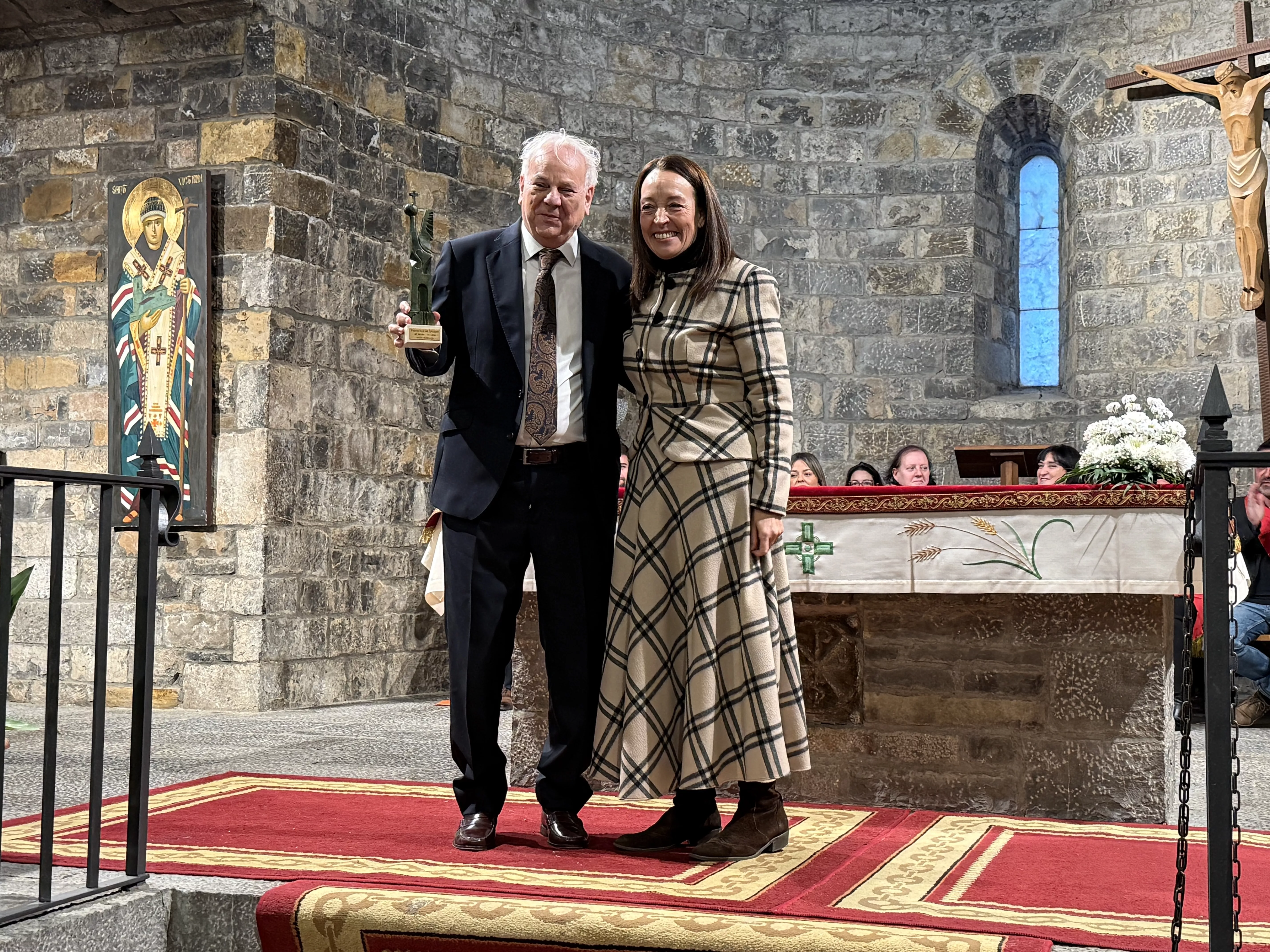 Pedro Larramona recibe el premio de manos de Carmen Susín, consejera de bienestar social