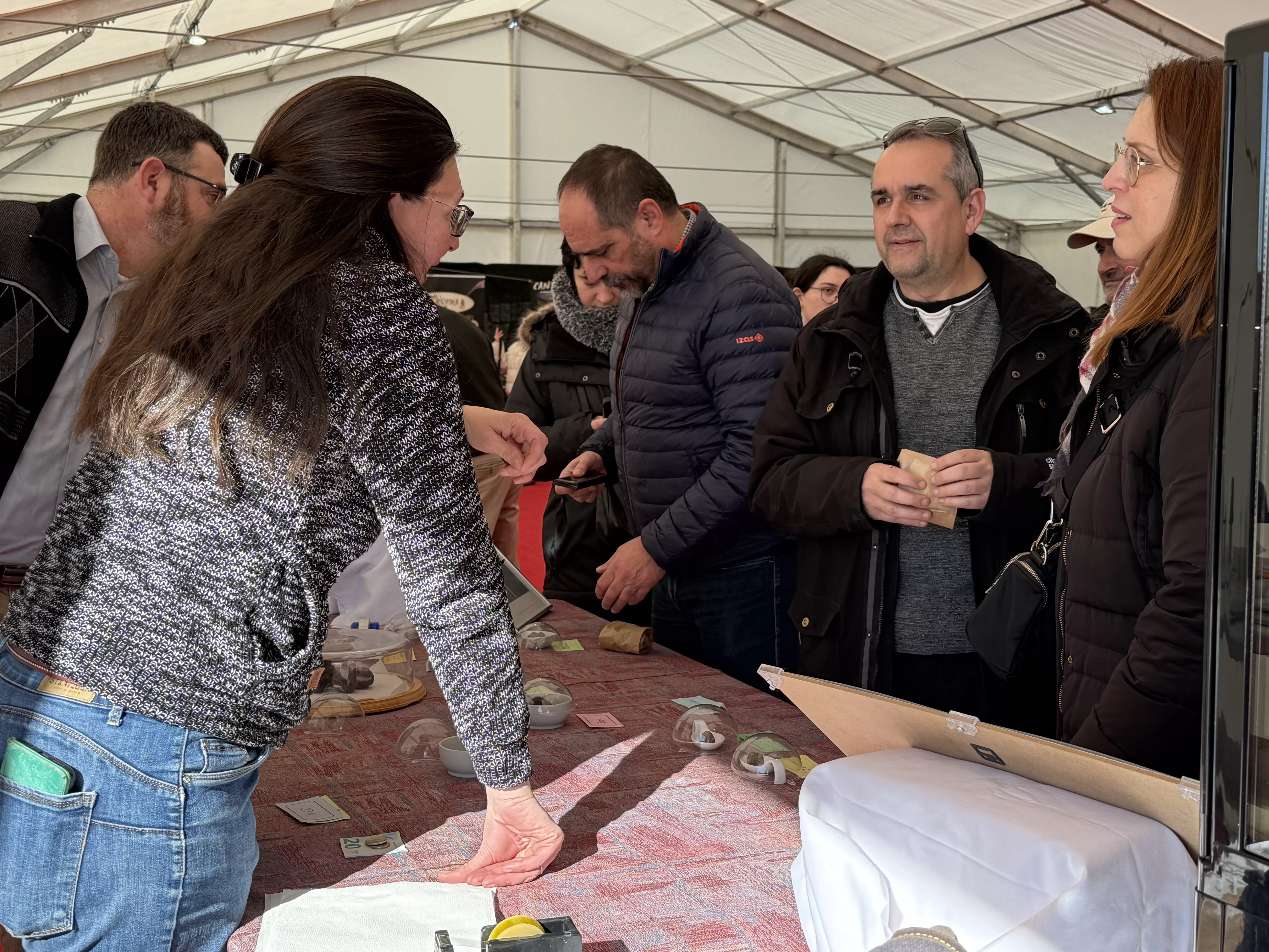 Público interesándose por la trufa