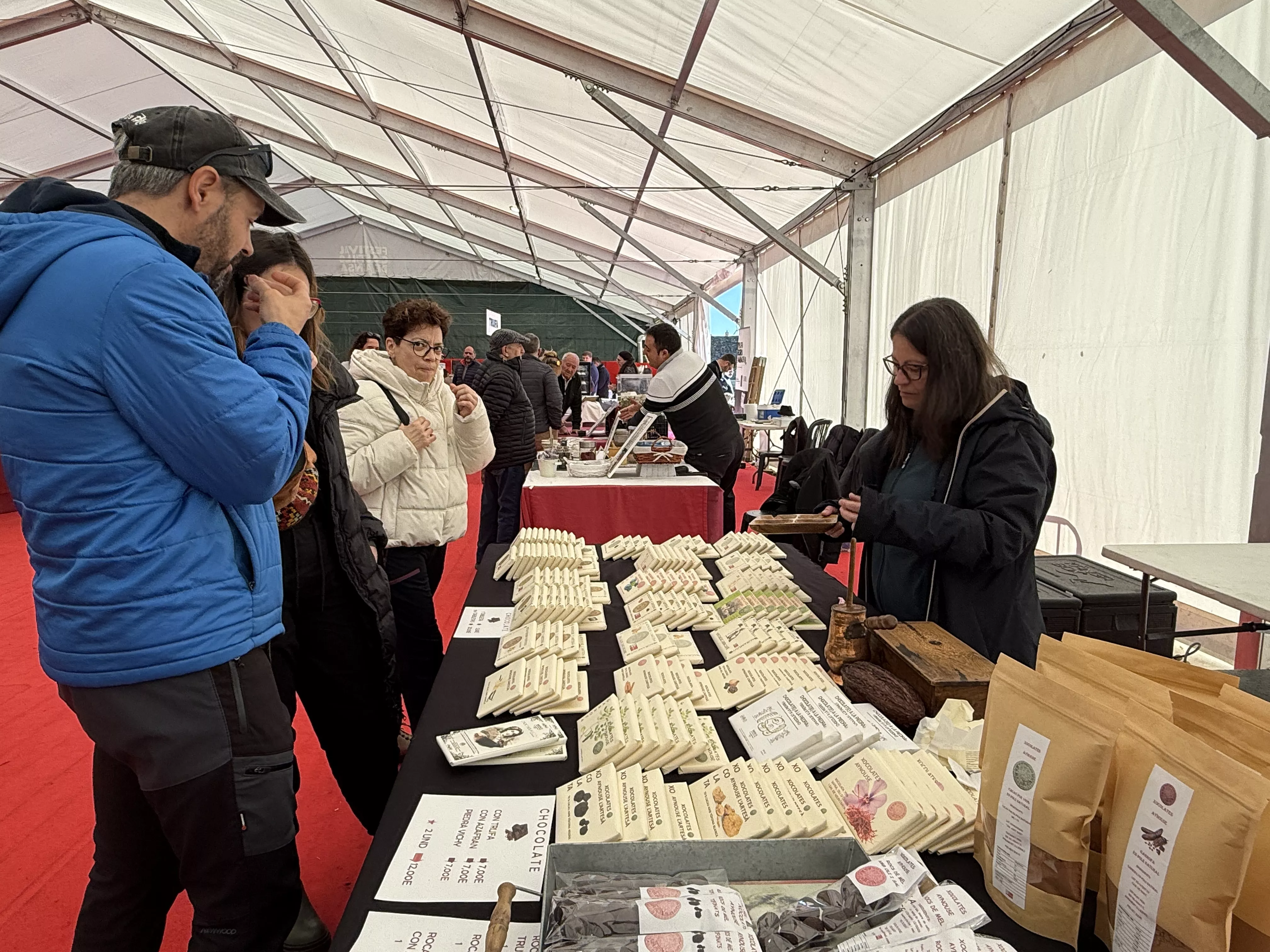 Un puesto de chocolate en la carpa