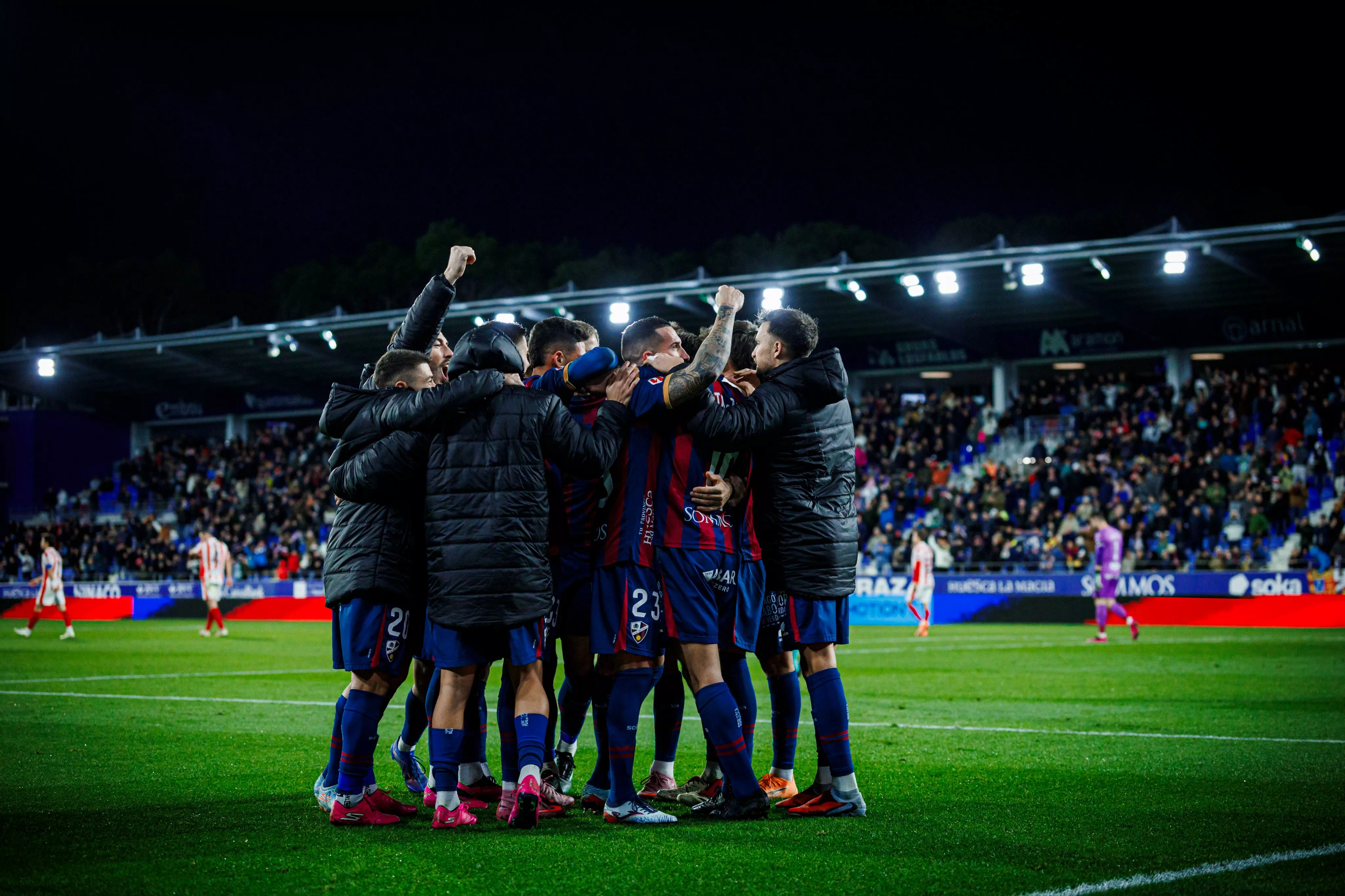Los jugadores del Huesca, abrazados en un gol. Estas son las alineaciones del SD Huesca-Cádiz CF: Cantero, titular. Foto: SD Huesca