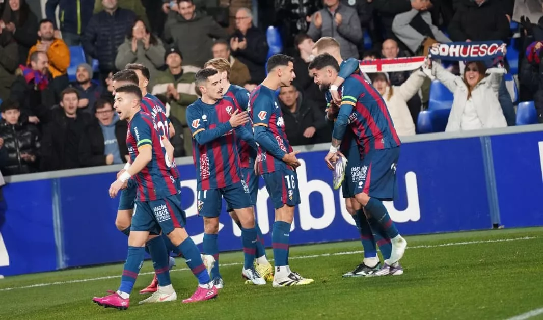 Los jugadores del Huesca forman una piña en el gol de Escobar. Foto: Dani Vidal