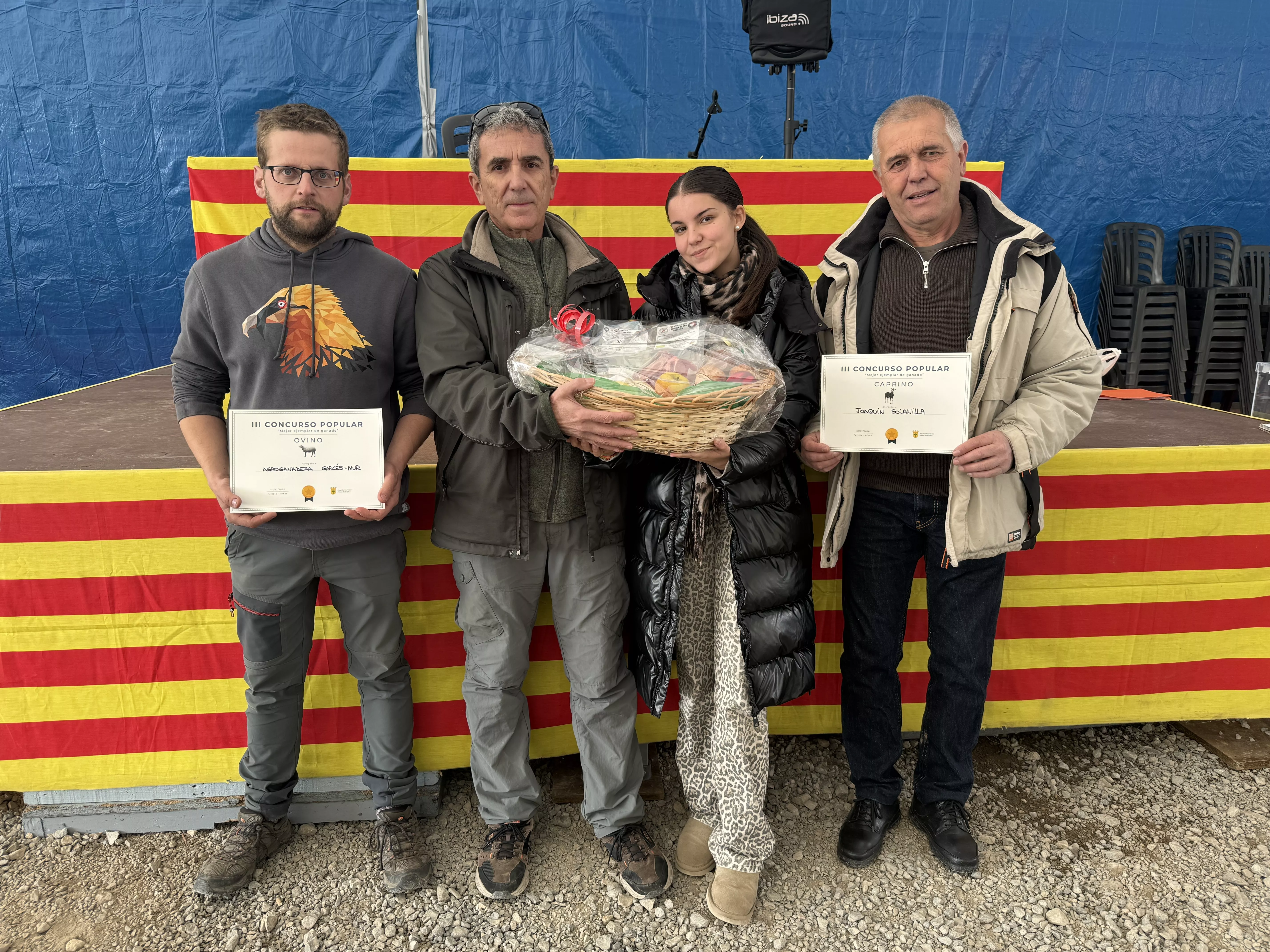 Ganadería Garcés a la izquierda, Solanilla en el extremo de la derecha y en el centro los ganadores de la cesta. jornada dominical de la Ferieta de Aínsa 2026