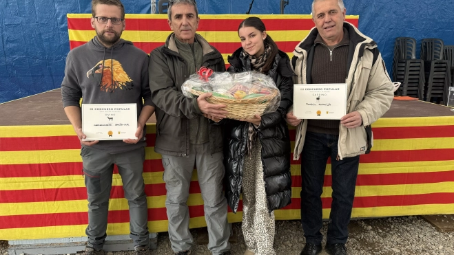 Ganadería Garcés a la izquierda, Solanilla en el extremo de la derecha y en el centro los ganadores de la cesta. jornada dominical de la Ferieta de Aínsa 2026 Ganadería Garcés a la izquierda, Solanilla en el extremo de la derecha y en el centro los ganadores de la cesta. jornada dominical de la Ferieta de Aínsa 2026
