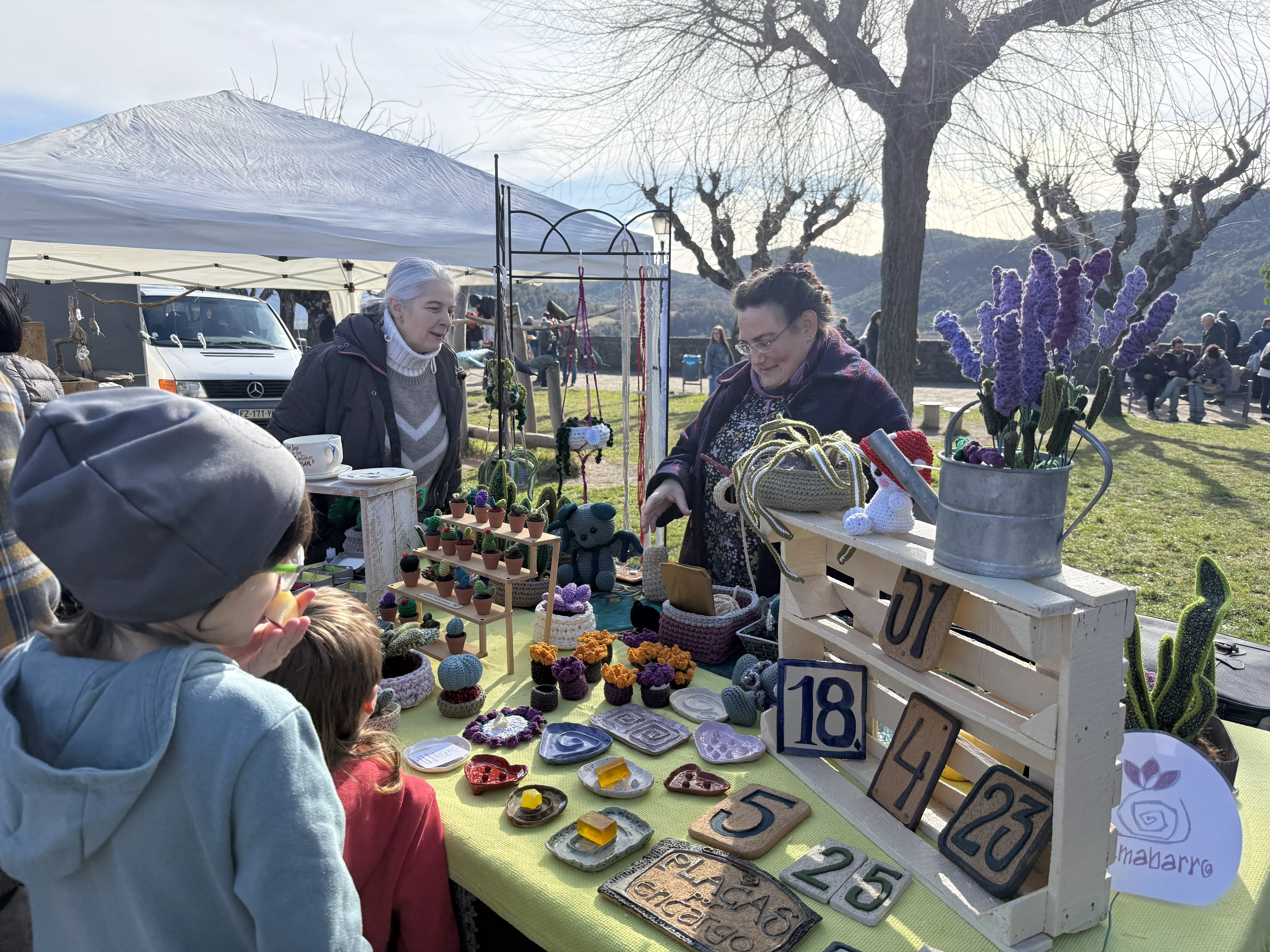 Artículos de ganchillo en la Feria de Aínsa.