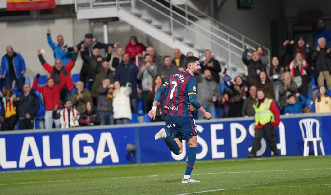 Jordi Escobar celebra el gol ante el Cádiz. Foto: Dani Vidal