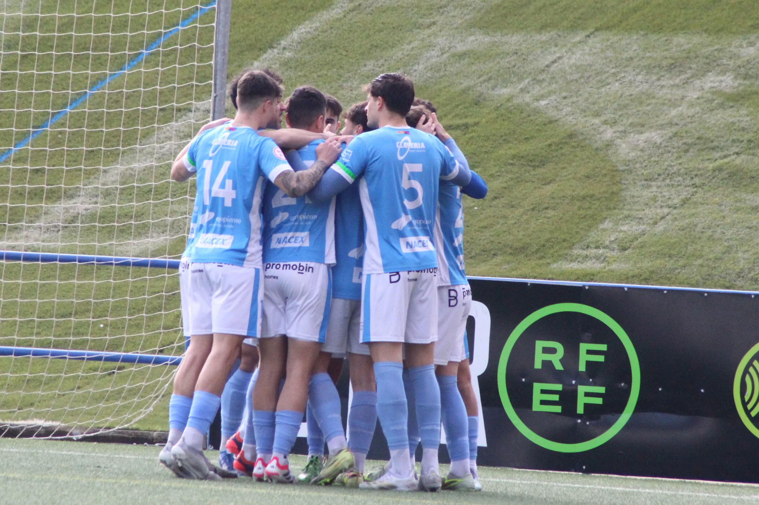 Los jugadores del Binéfar hacen piña en un gol. Foto de archivo. Foto: Carlos Marco
