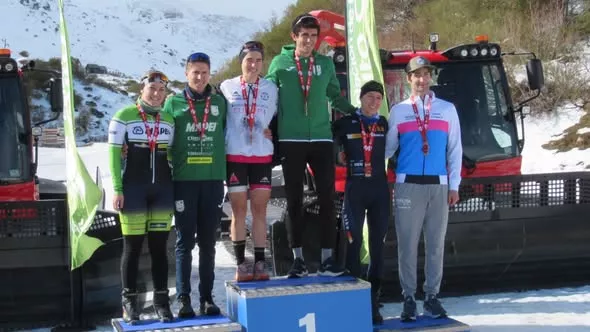 Rodrigo Azabal en lo más alto del podio.