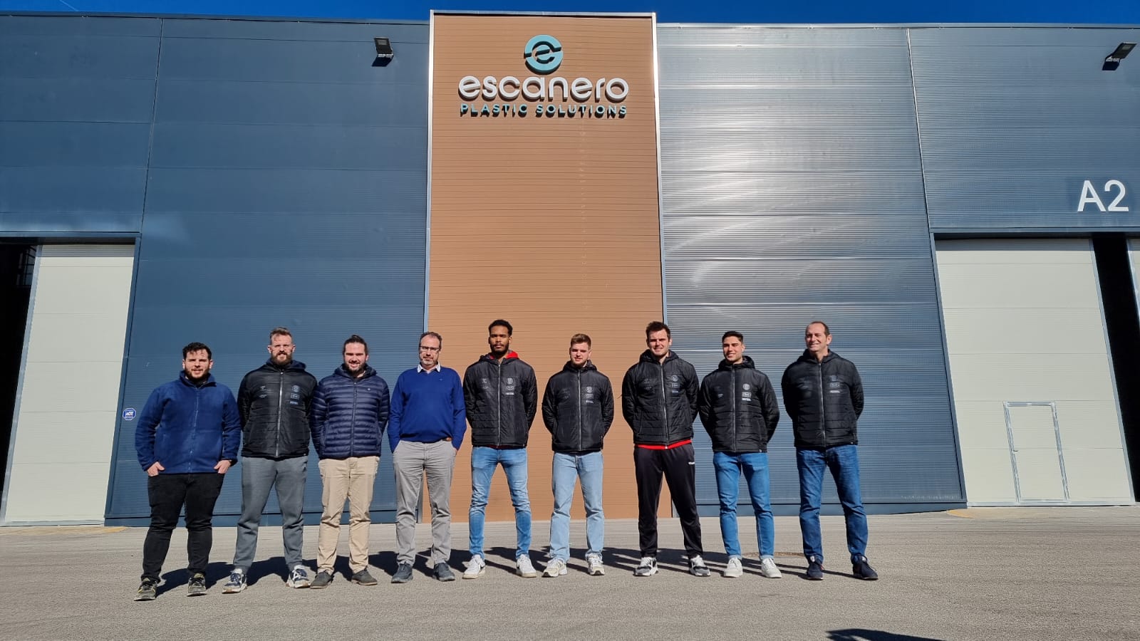 Ángel Escanero, con el cuerpo técnico encabezado por José Nolasco y jugadores de Bada Huesca