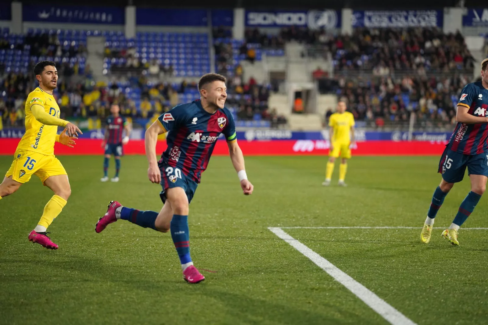 Francisco Portillo, jugador del Huesca, va a por un balón. El partidazo de Francisco Portillo: 86% de acierto en pases precisos y casi 13 kilómetros recorridos. Foto: Dani Vidal