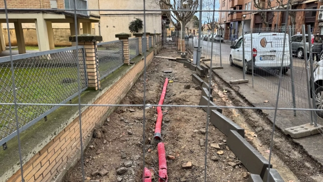 Actuación municipal en las aceras de la calle Gibraltar.