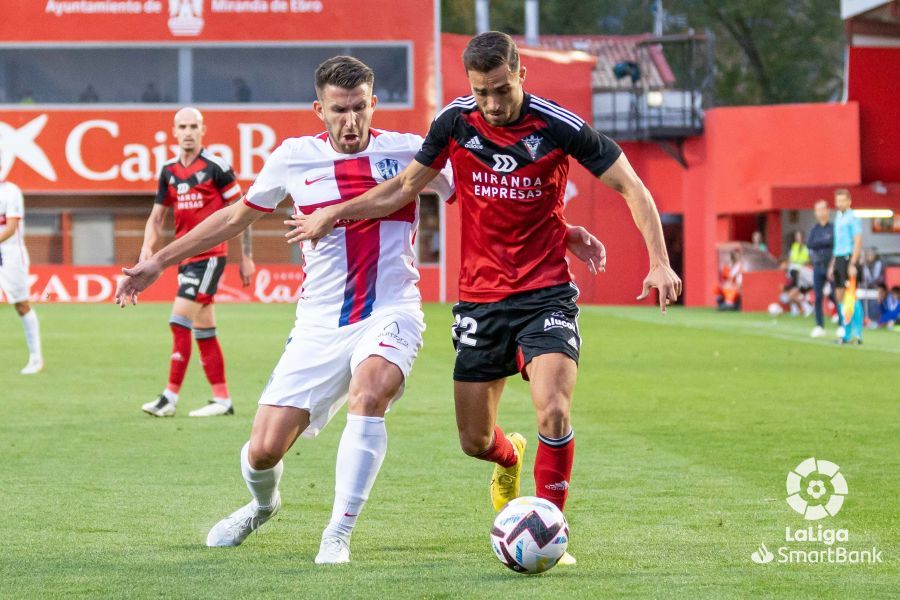 Gerard Valentín con un jugador del Mirandés. Partido de los que gusta decir "hasta el año que viene" Gerard Valentín con un jugador del Mirandés. Partido de los que gusta decir "hasta el año que viene"