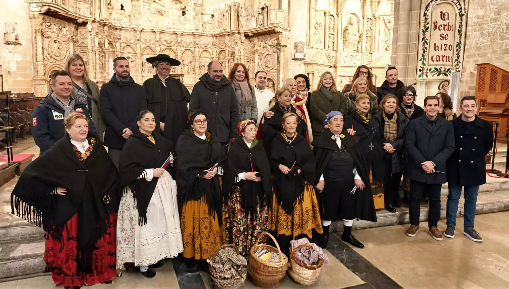 Foto de familia tras la bendición de las candelas en la Catedral de Barbastro. Foto María José Sampietro
