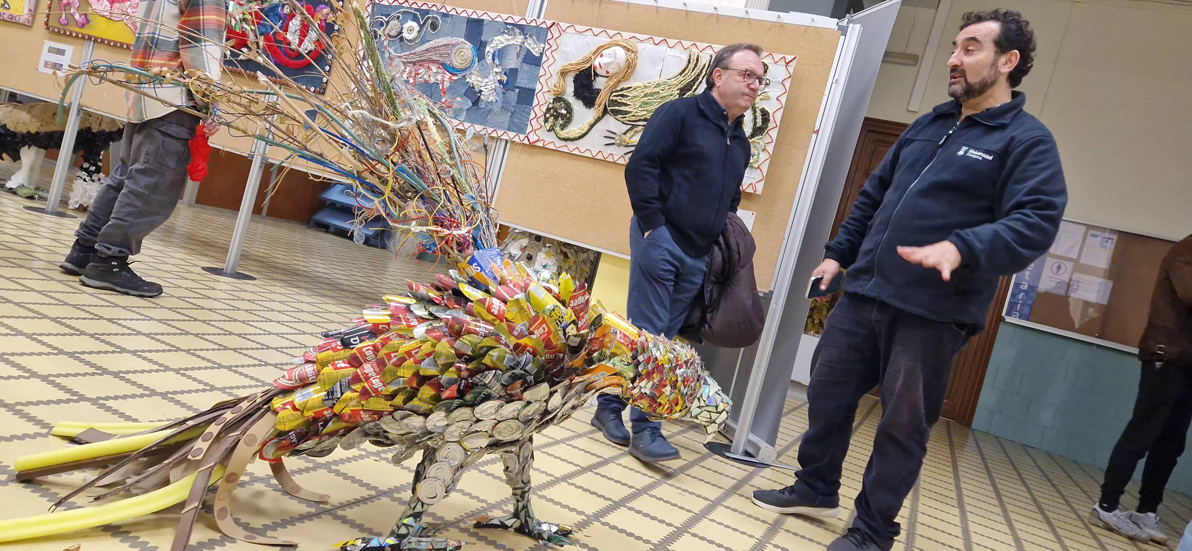 José Prieto, junto a una de las piezas de la Exposición "Trash + Animales fantásticos" en el Campus de Huesca. Foto Myriam Martínez. Foto Myriam Martínez