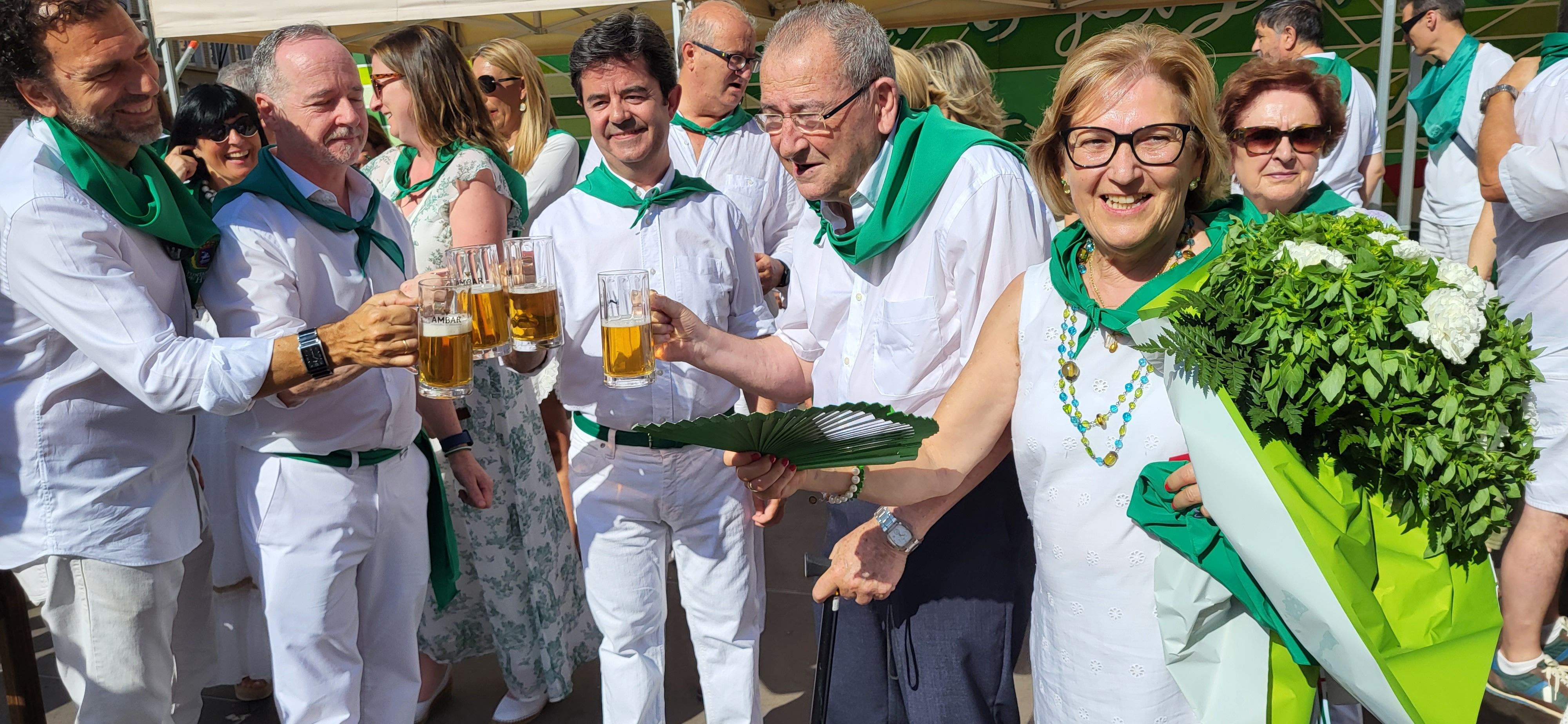 Brindis con la cerveza San Lorenzo