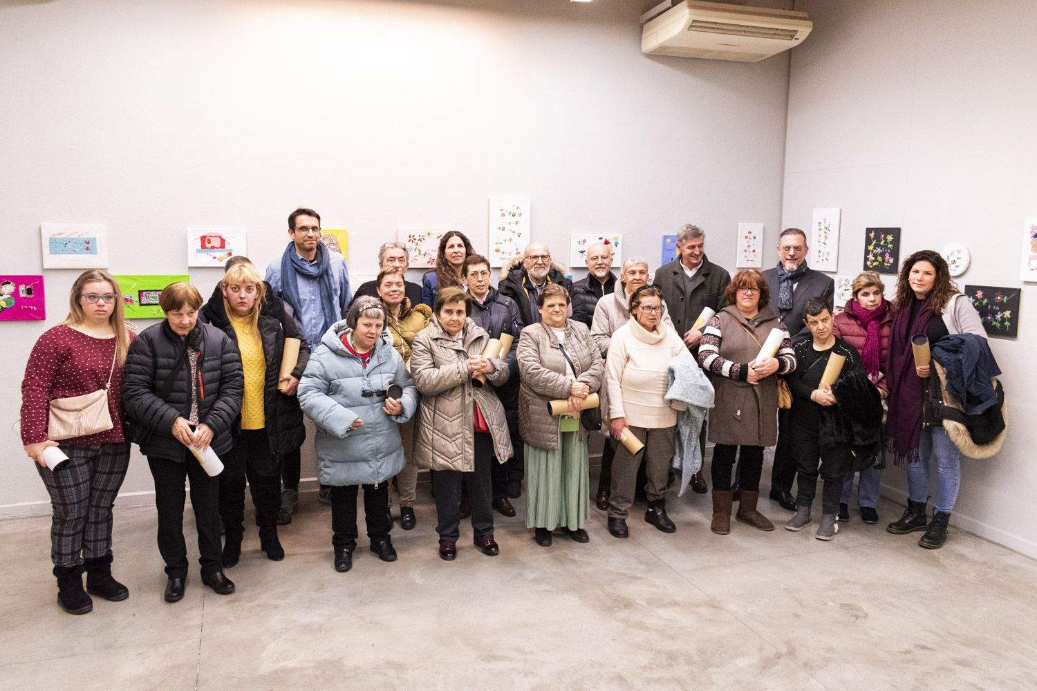 Fotografía de familia en la inauguración de Bordado sobre Lienzo de Valentia