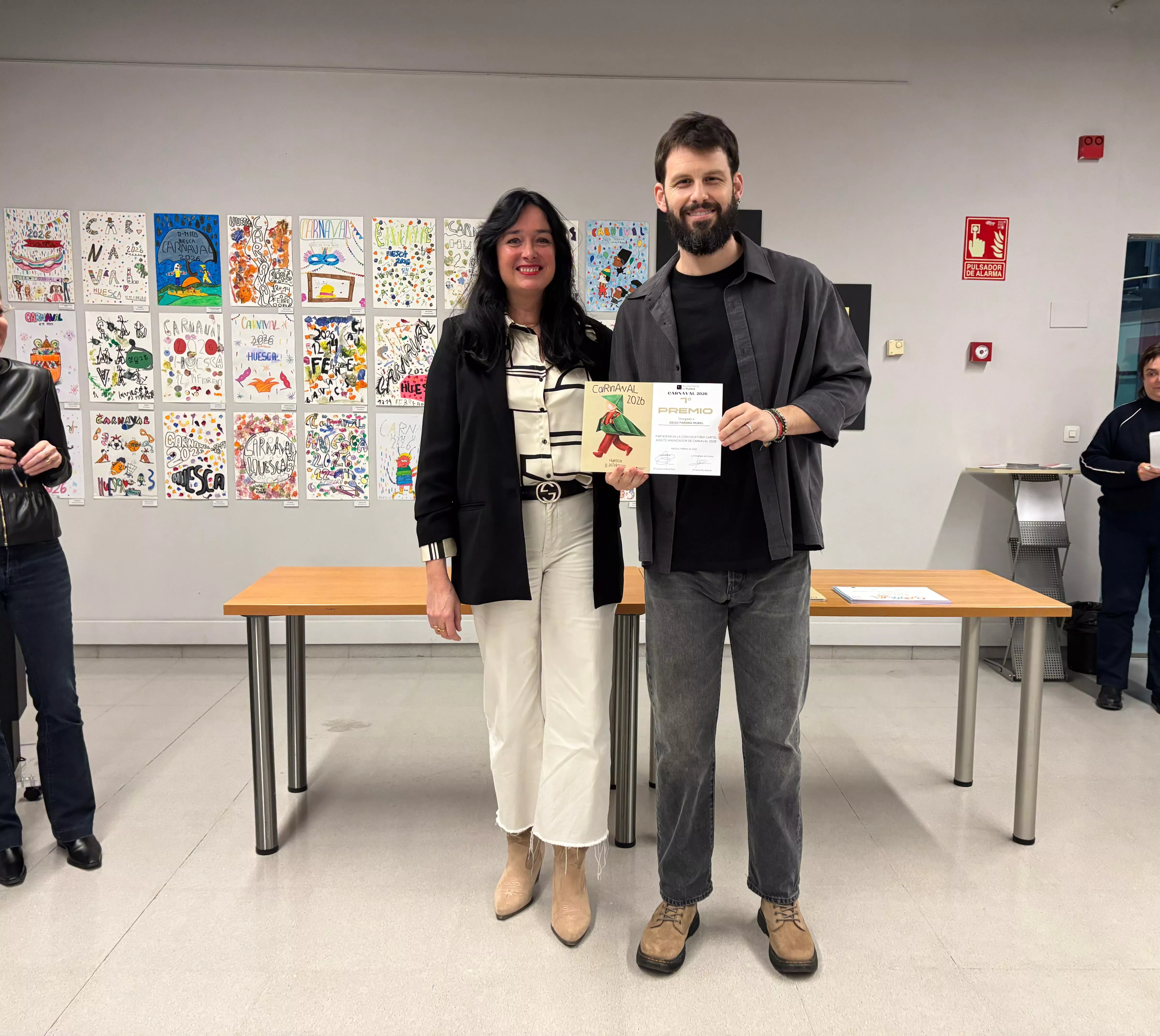 Lorena Orduna con Diego Pardina Murial, ganador del Cartel de Carnaval de Huesca en adulto