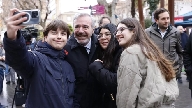 Jorge Azcón con unos jóvenes haciéndose un selfie Jorge Azcón con unos jóvenes haciéndose un selfie