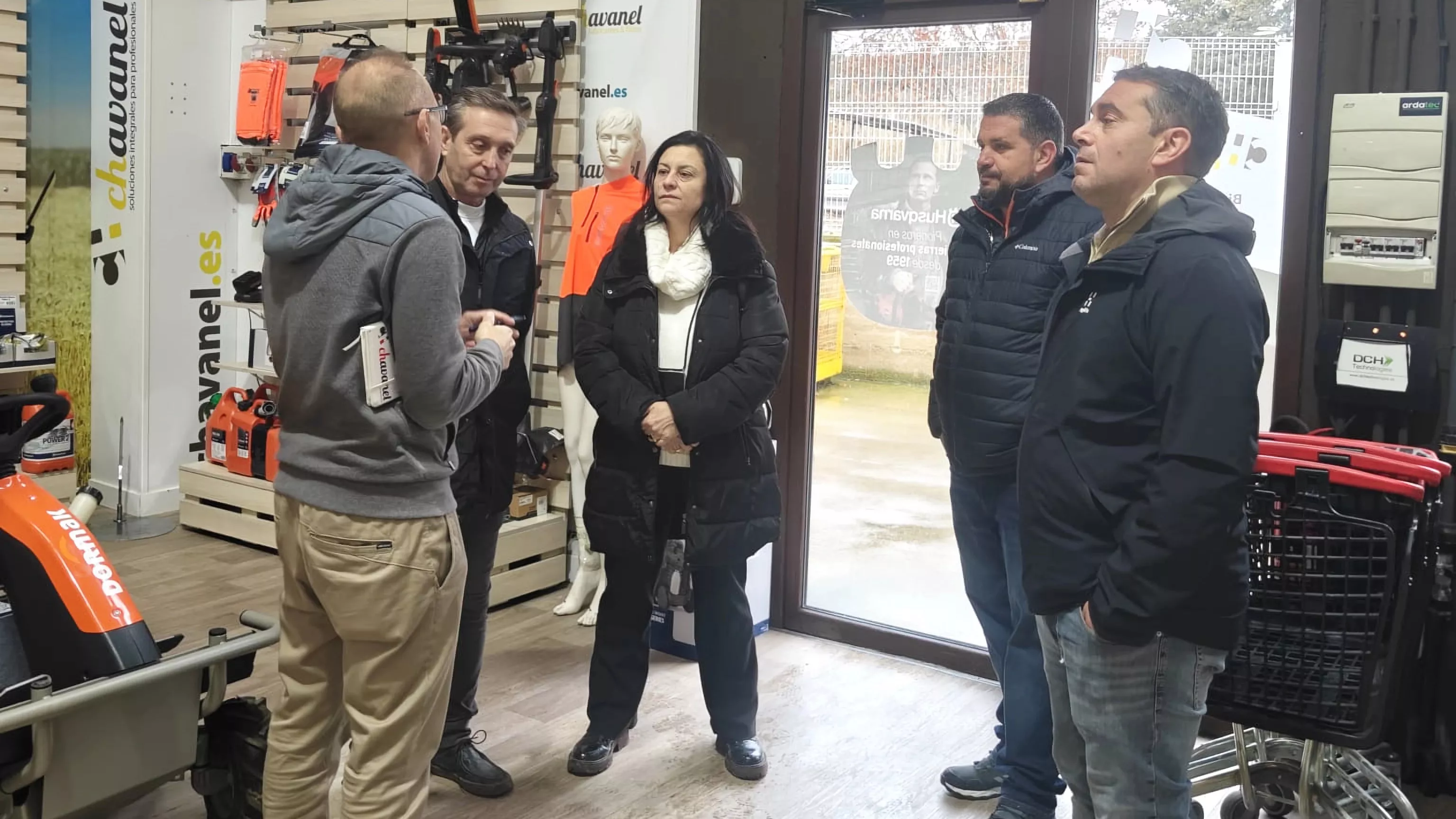 Roca y representantes del PAR en el polígono de Barbastro.