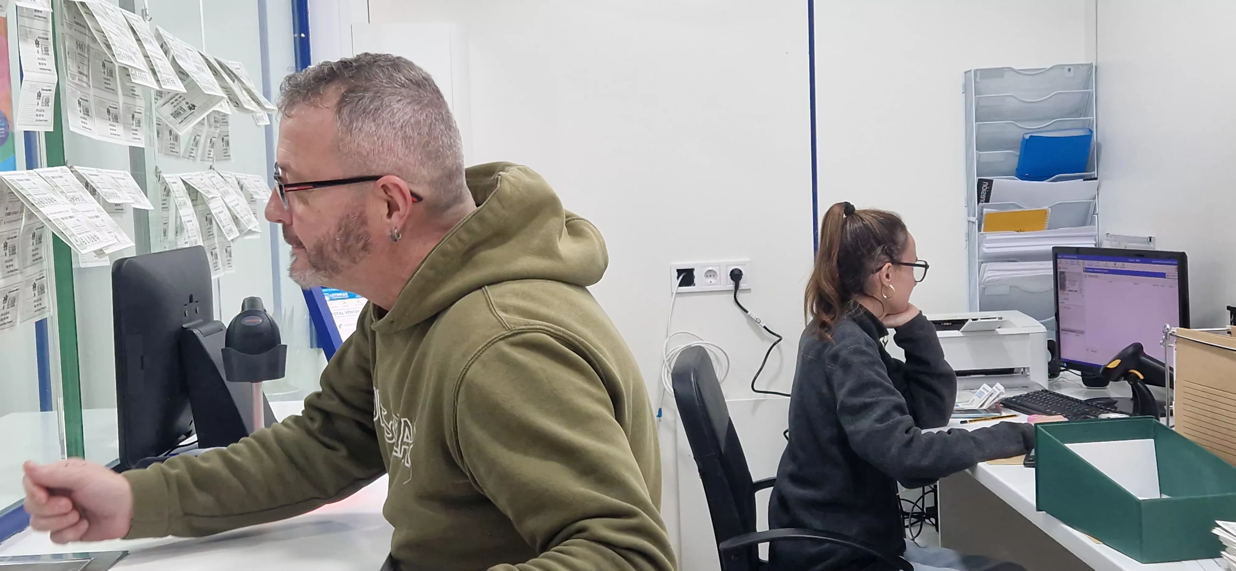 Javi Merino y Rocío Arilla en la nueva administración de El Hada de la Fortuna. Foto Myriam Martínez