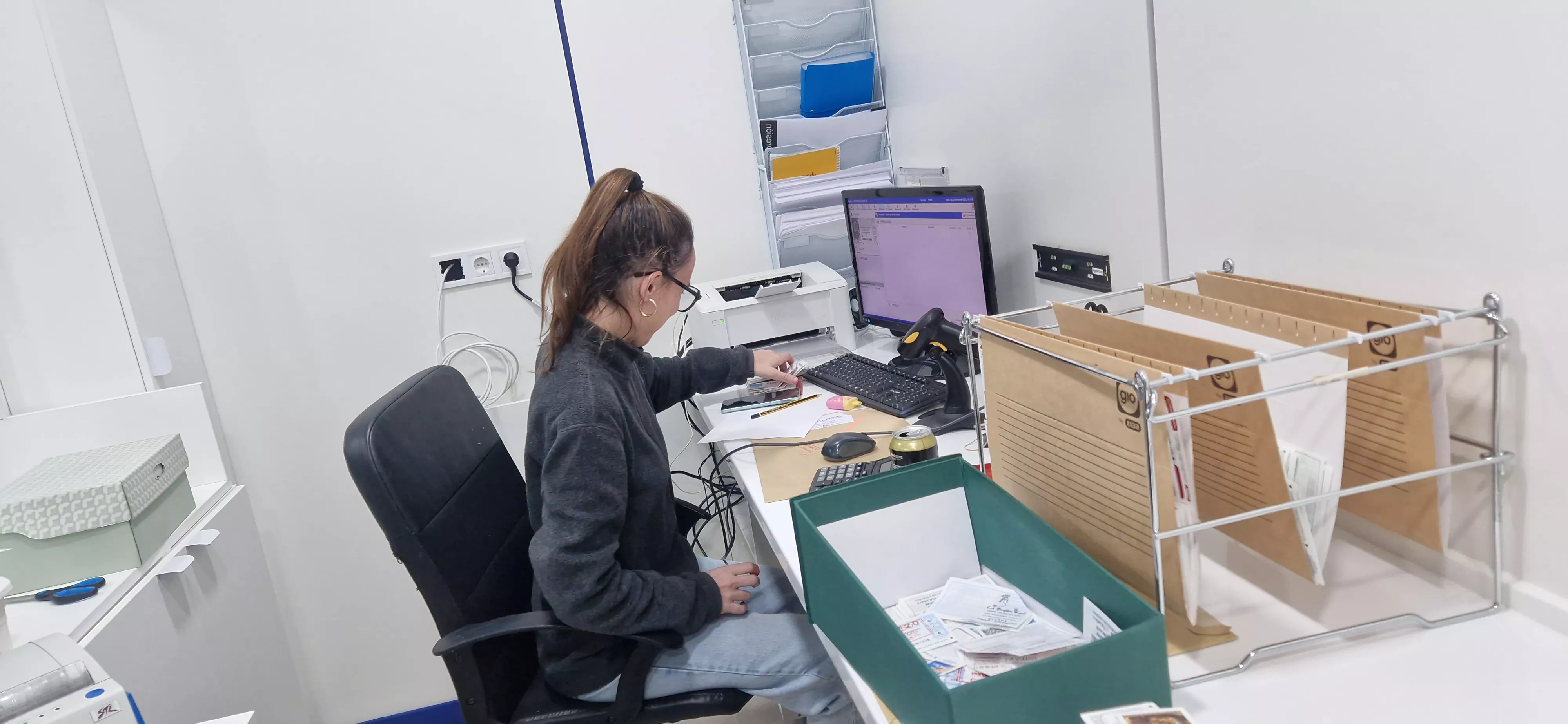 Javi Merino y Rocío Arilla en la nueva administración de El Hada de la Fortuna. Foto Myriam Martínez