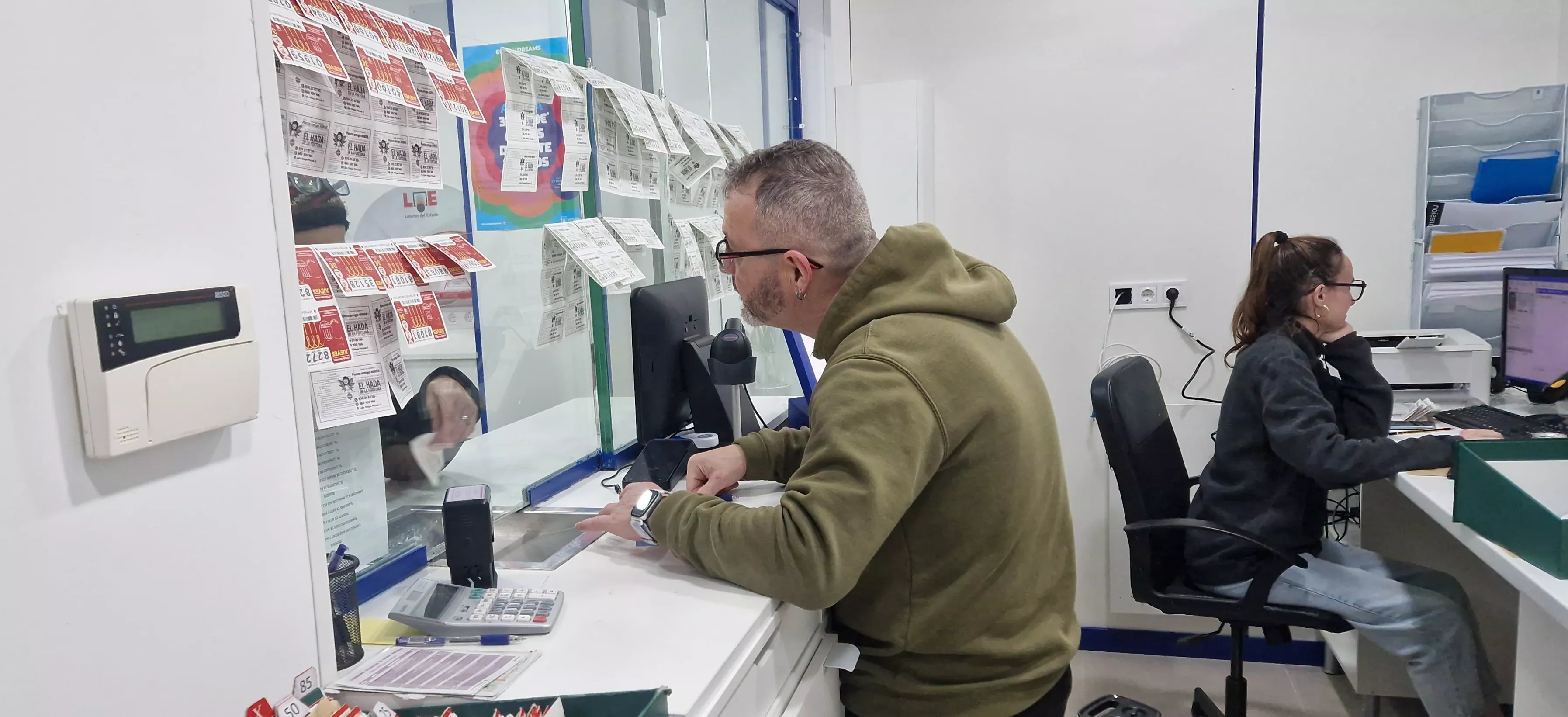Javi Merino y Rocío Arilla en la nueva administración de El Hada de la Fortuna. Foto Myriam Martínez