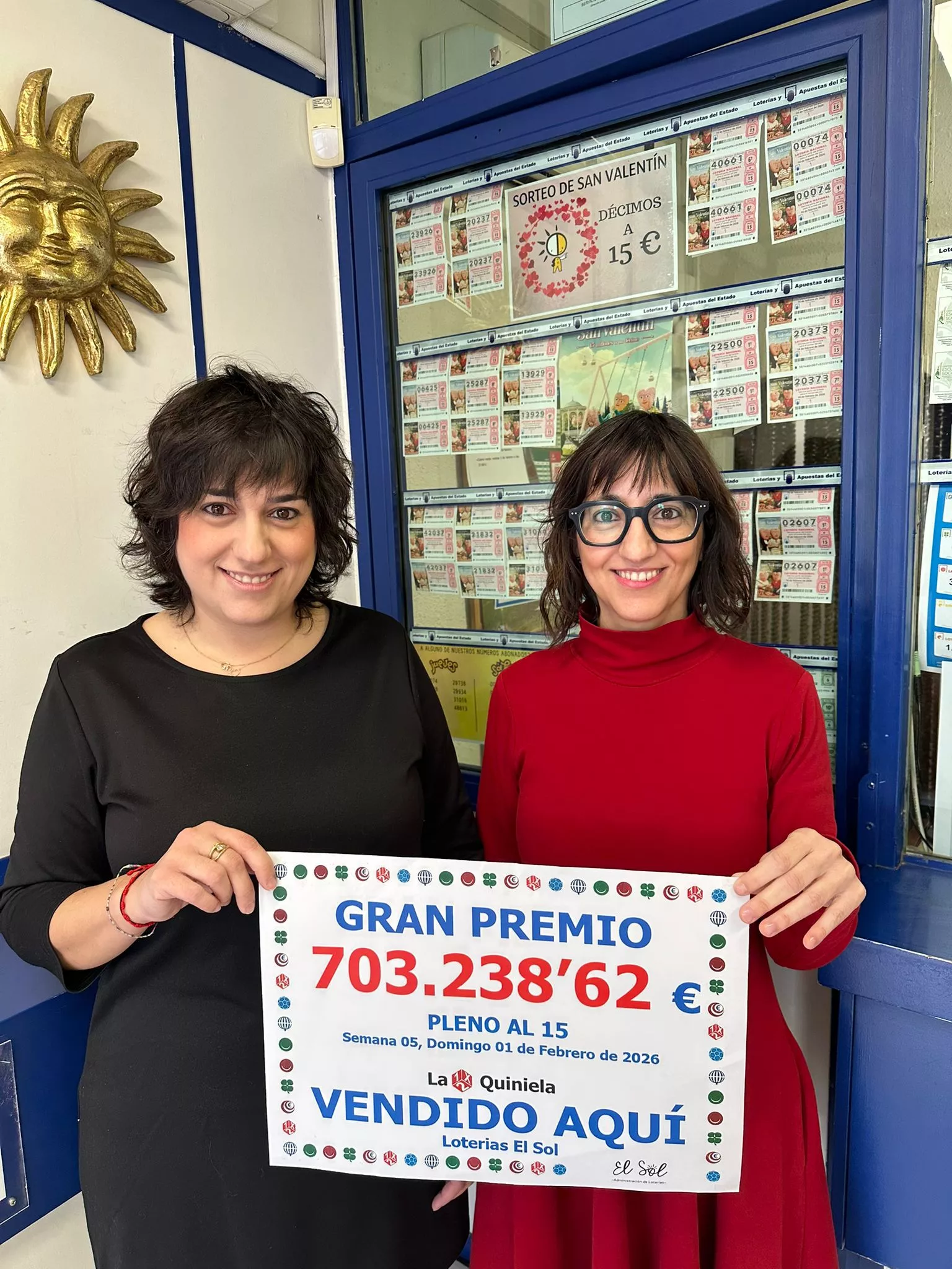 Ana y Alba con el premio