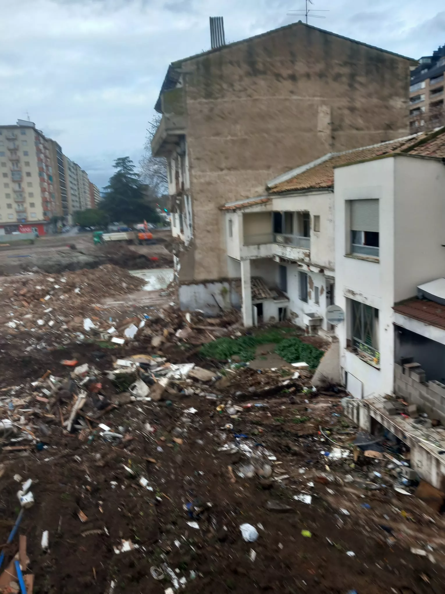 Polígono Harineras en la última demolición de los viejos edificios. Foto Manolo Chueca