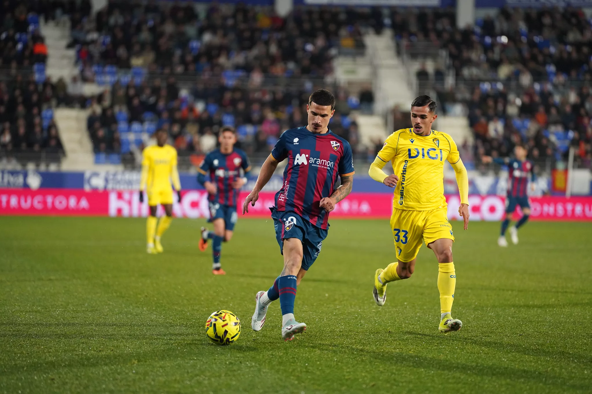 Seoane, en el partido ante el Cádiz, es el segundo jugador más valioso de la plantilla del Huesca. Foto: Dani Vidal