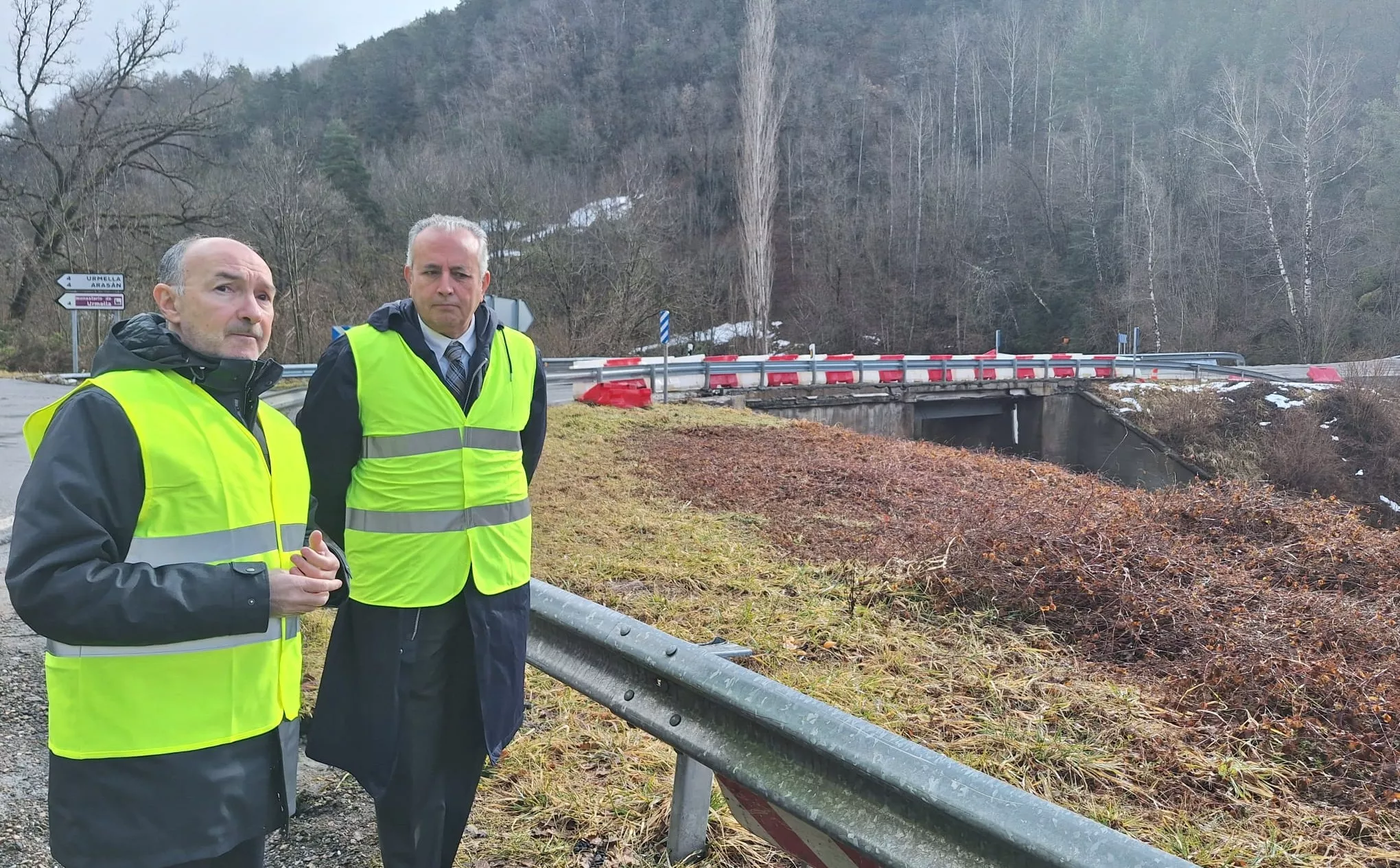 Fernando Beltrán y Carlos Campo en la zona donde se prevé la construcción de un puente provisional por las obras en la N-260.