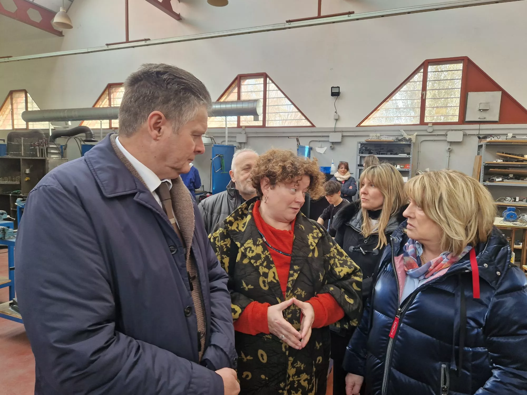 La consejera de Educación y al alcalde de Fraga en uno de los talleres del grado superior de Mecatrónica.