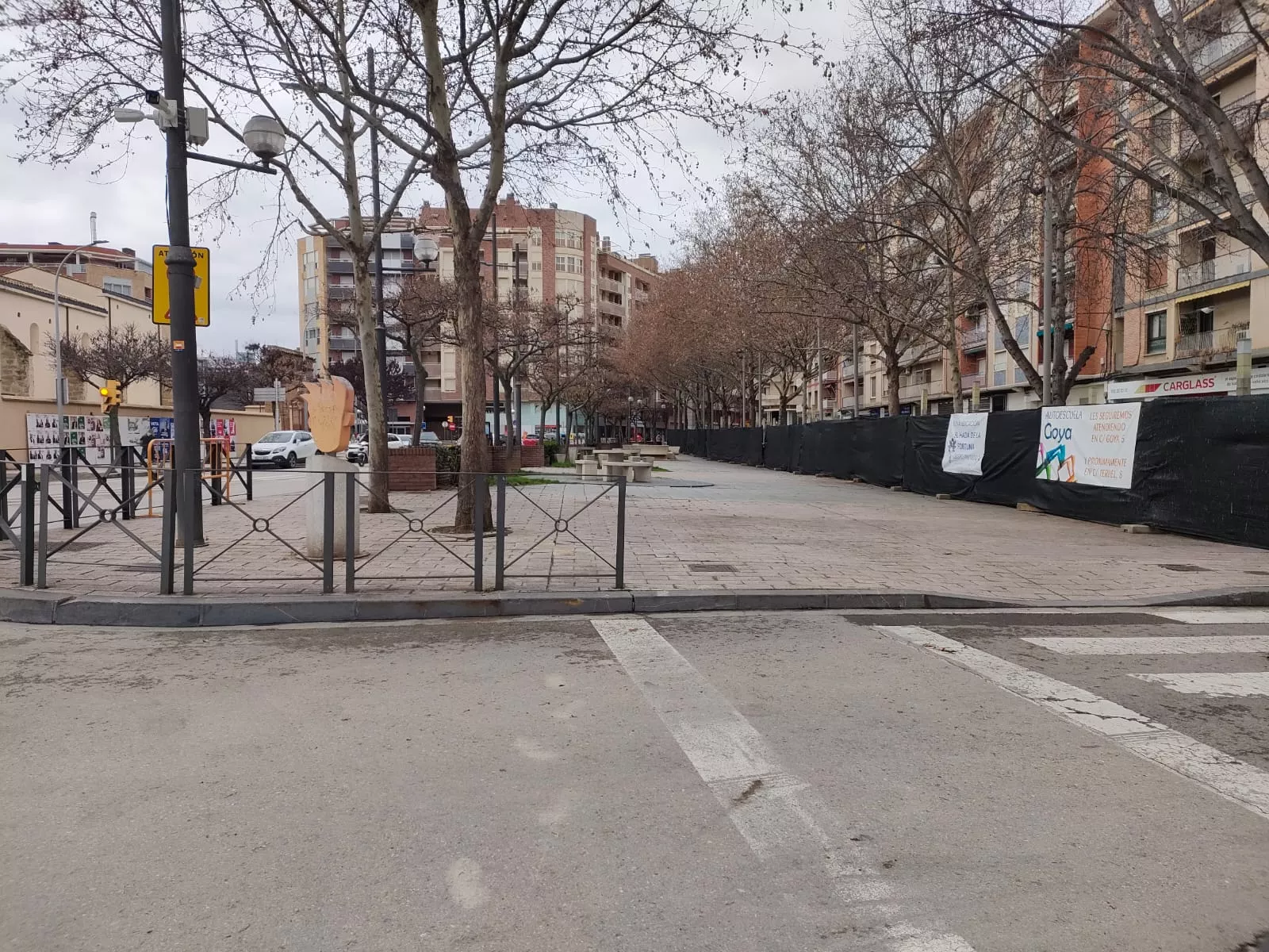 La valla de la plaza Santa Clara se ha retranqueado y ya se puede pasar por este espacio. Miguel Liesa