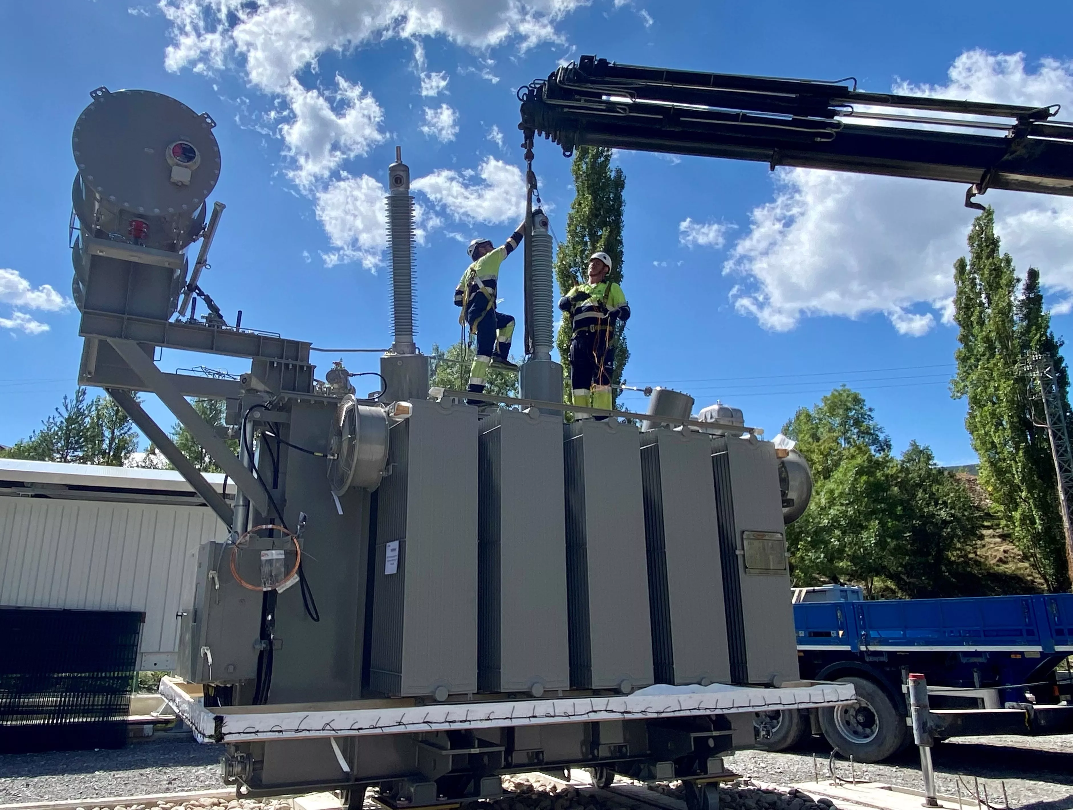 Montaje de un transformador de Endesa e-distribución en la subestación Biescas.