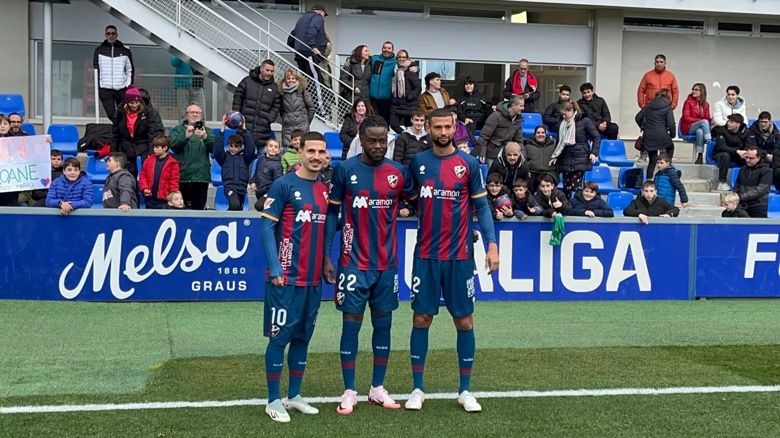 Seoane, Michael y Joaquín Fernández, con la afición al fondo este martes en El Alcoraz. Foto: Adri Mora