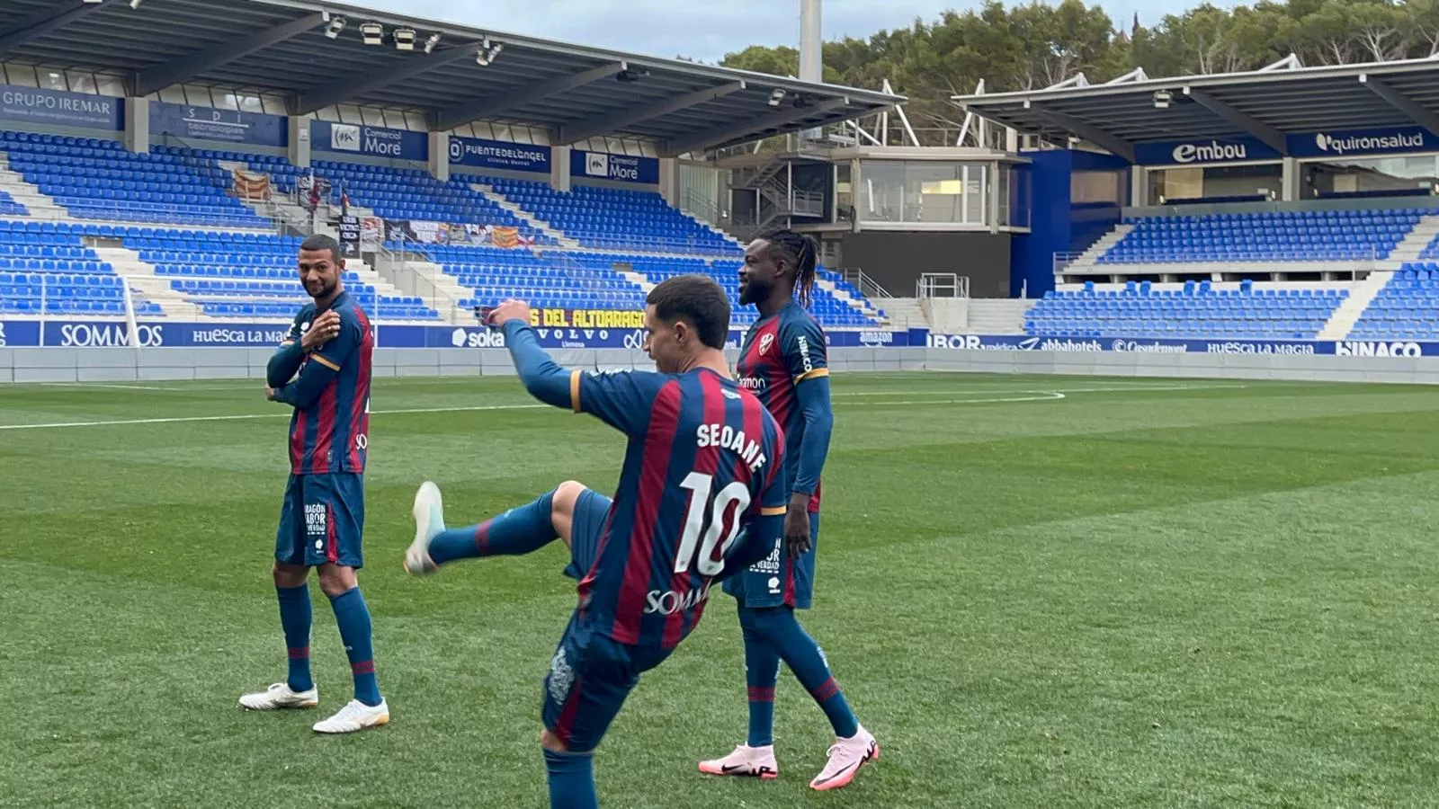 Presentación de los nuevos fichajes del Huesca en El Alcoraz. Foto: Adri Mora