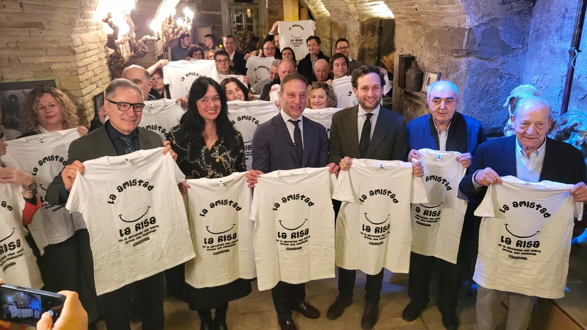 Asistentes al acto de presentación del nuevo presidente, Javier Mas, en La Confianza con la camiseta obsequio de Carmelo Bosque