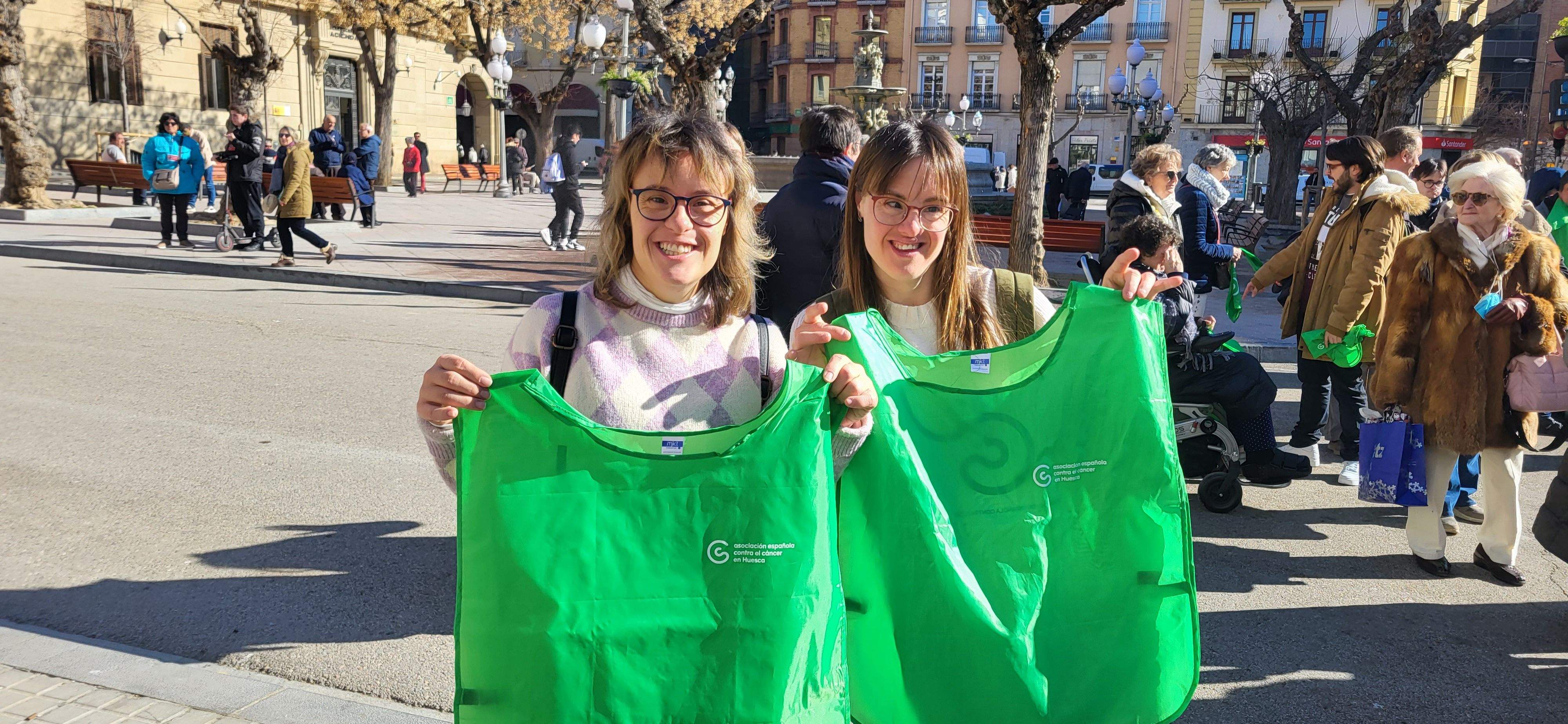 Imágenes de la celebración en Huesca del Día Mundial Contra el Cáncer. Foto Myriam Martínez