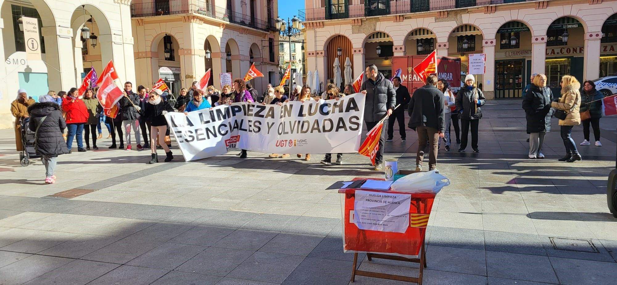 Manifestación en la Plaza López Allué de Huesca de trabajadoras de la Limpieza