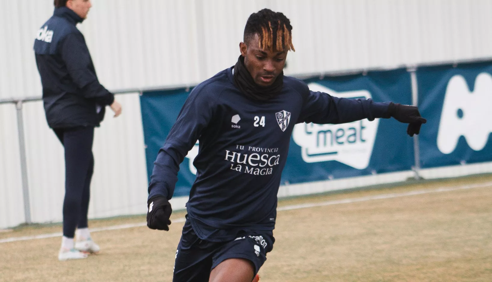 Efe Aghama golpea un balón. Foto: SD Huesca