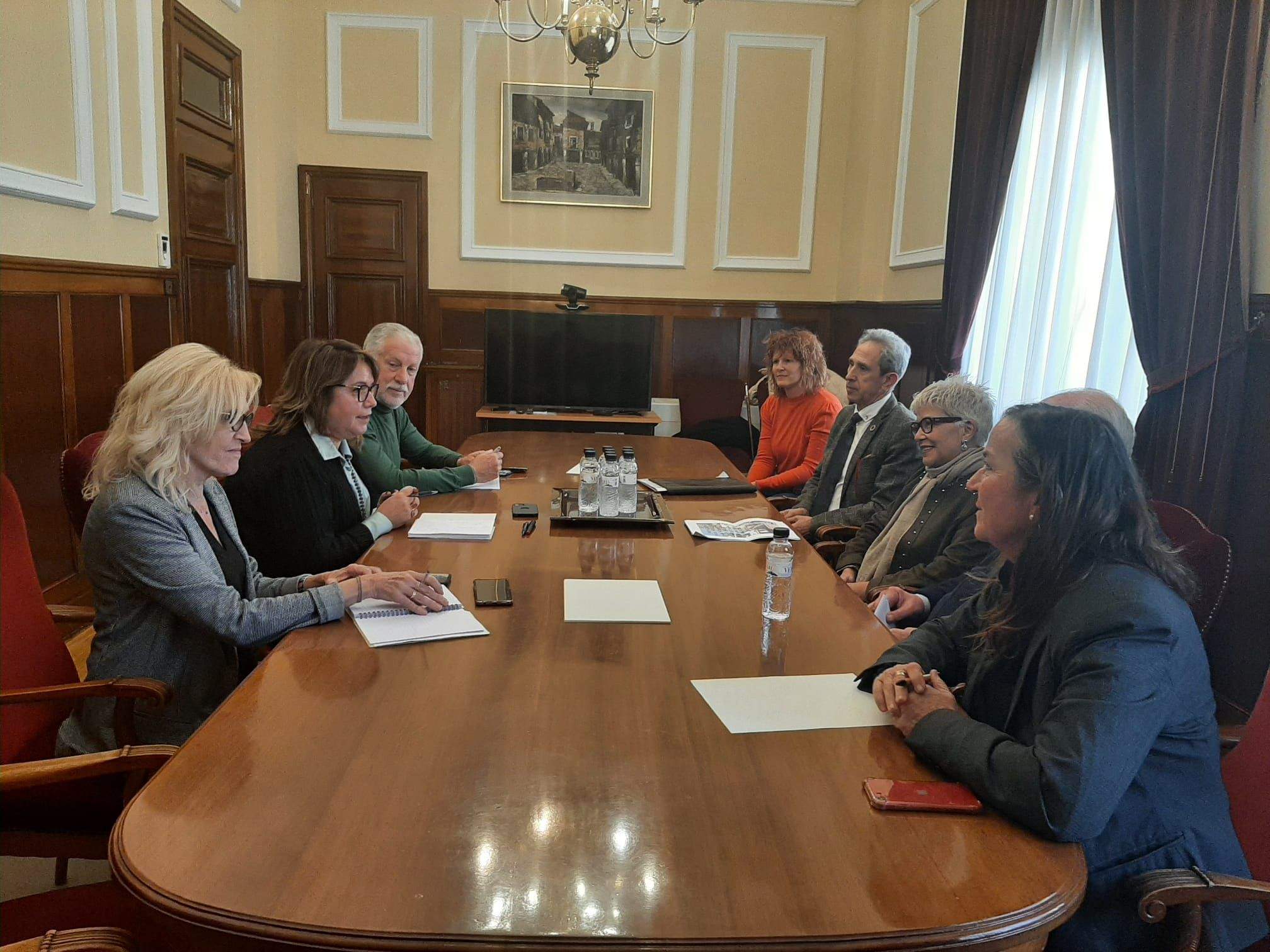 Reunión con la delegada y la subdelegada del Gobierno de representantes de empresarios