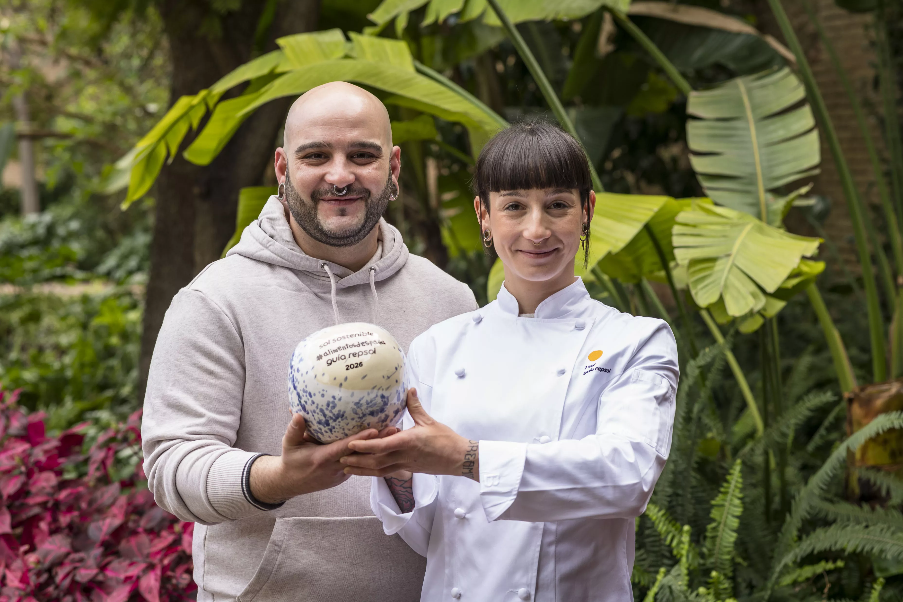 Bruno e Iris Jordán, con el premio Sol Sostenible Alimentos de Aragón