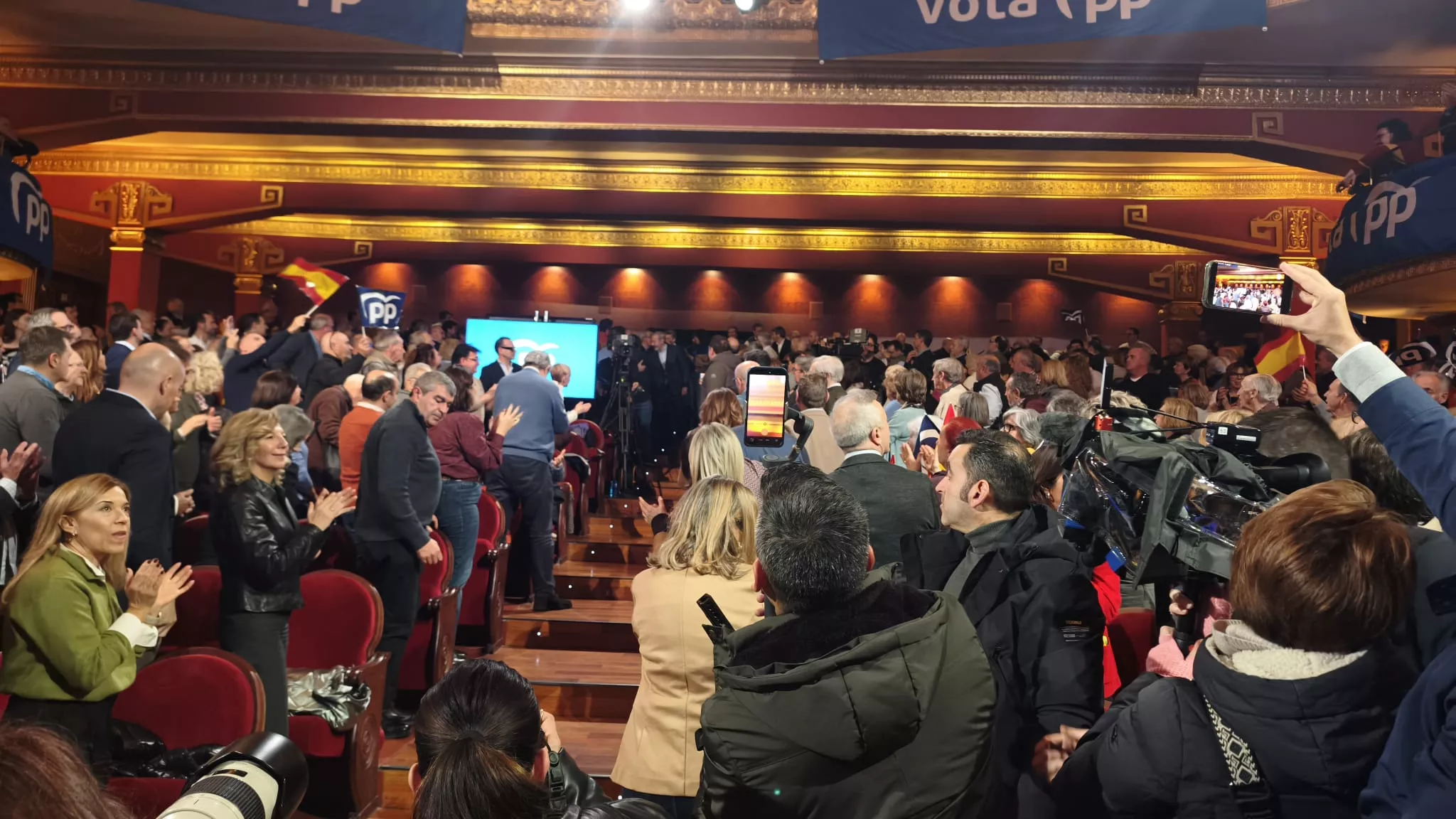 Mitin de Alberto Núñez Feijóo en el Teatro Olimpia de Huesca. Foto María José Sampietro