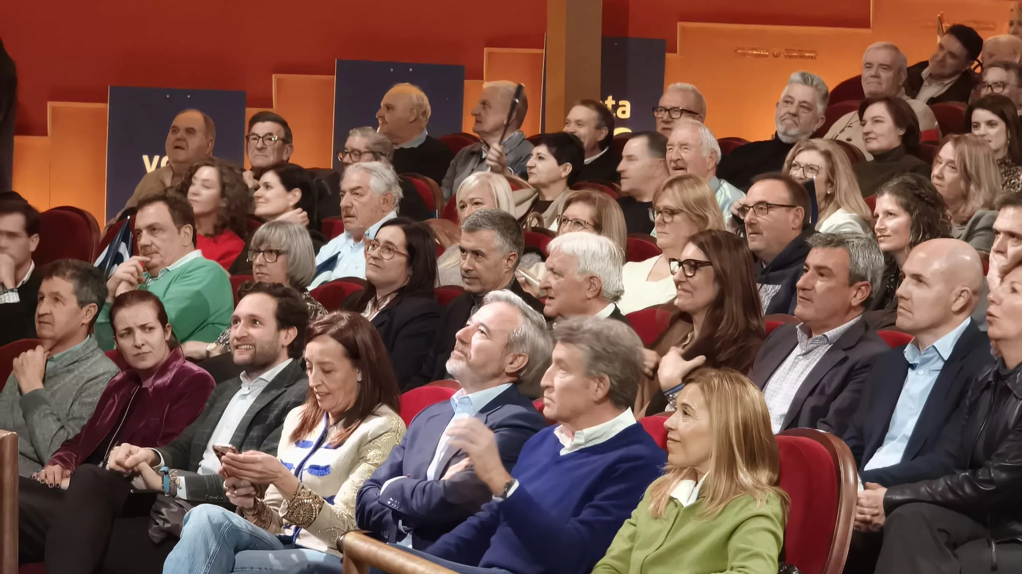 Mitin de Alberto Núñez Feijóo en el Teatro Olimpia de Huesca. Foto María José Sampietro