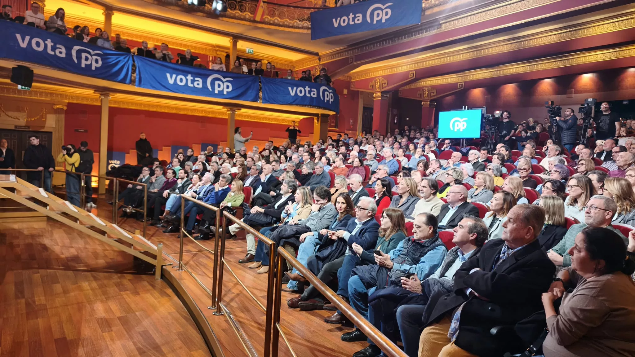 Mitin de Alberto Núñez Feijóo en el Teatro Olimpia de Huesca. Foto María José Sampietro