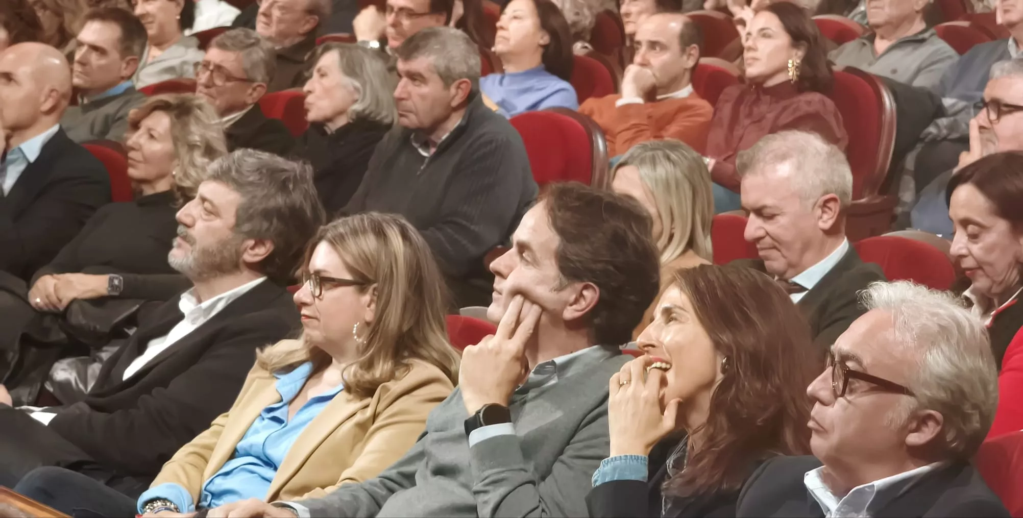 Mitin de Alberto Núñez Feijóo en el Teatro Olimpia de Huesca. Foto María José Sampietro
