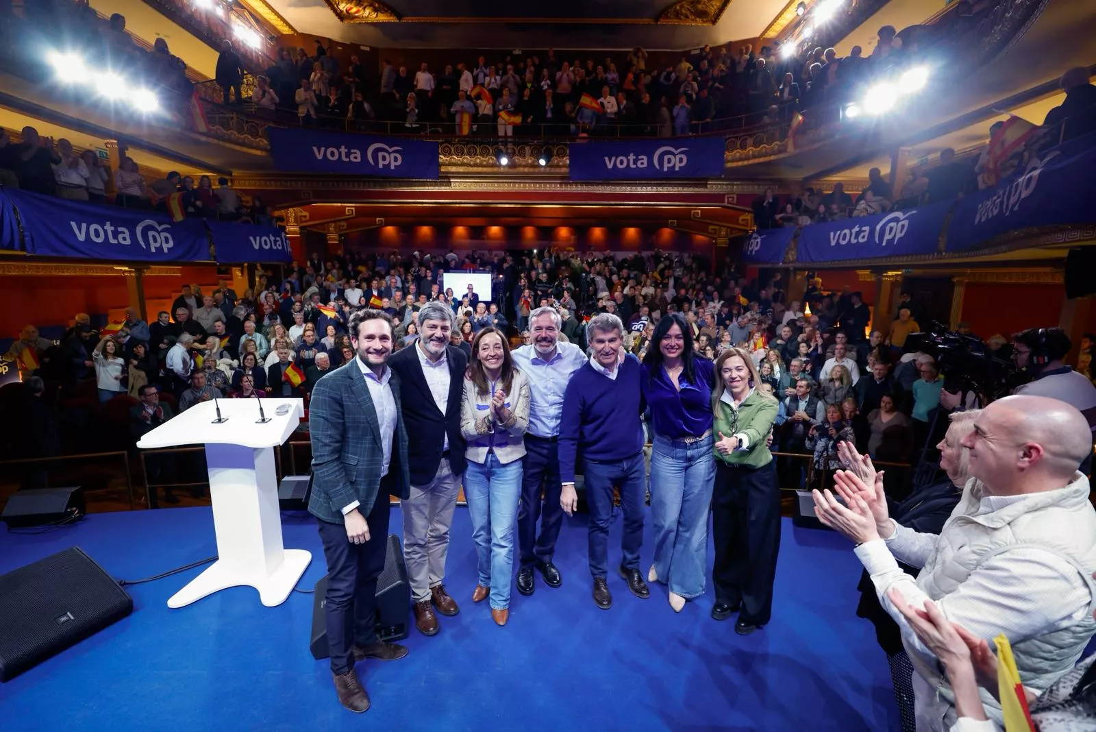 Mitin de Alberto Núñez Feijóo en el Teatro Olimpia de Huesca.