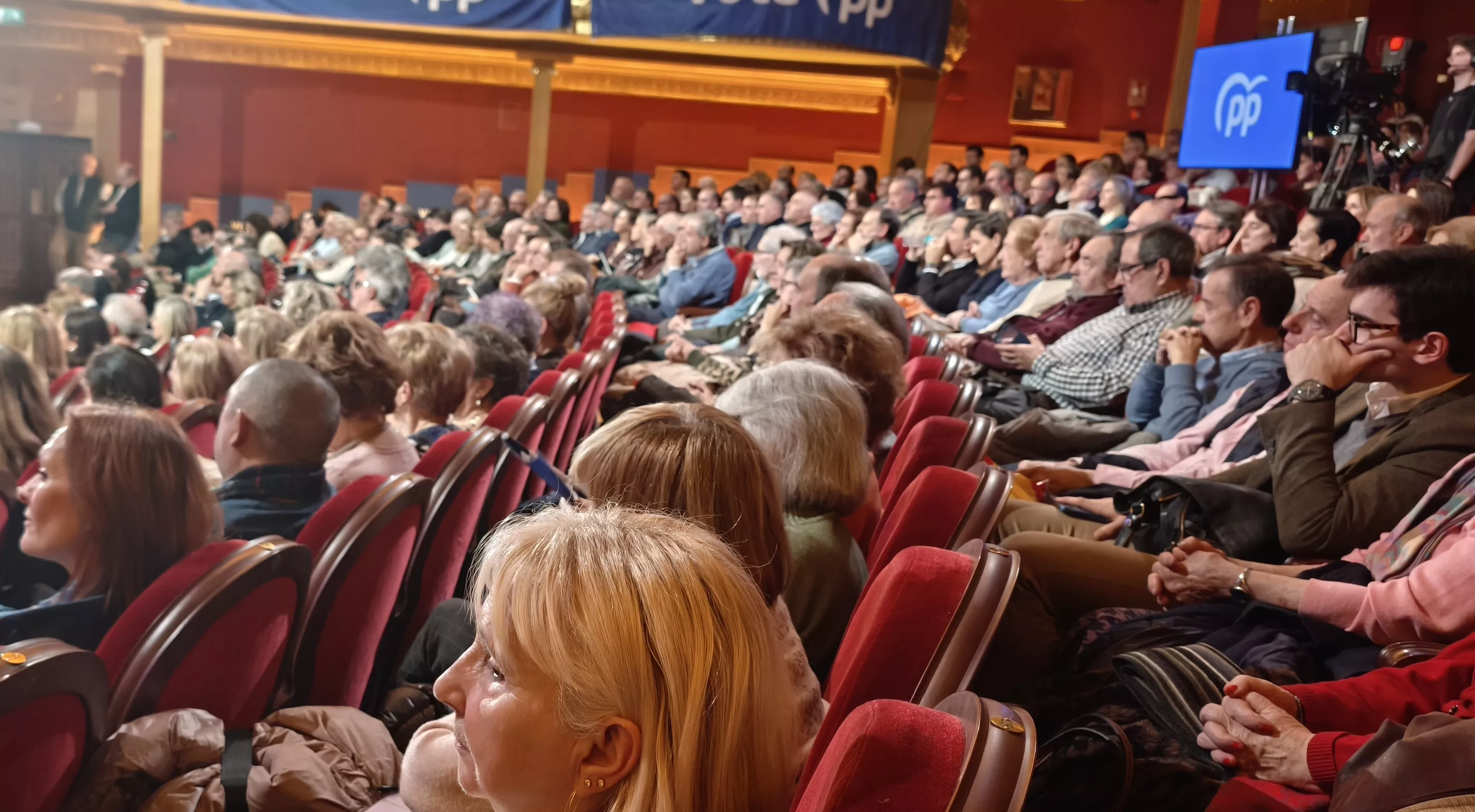 Mitin de Alberto Núñez Feijóo en el Teatro Olimpia de Huesca. Foto María José Sampietro