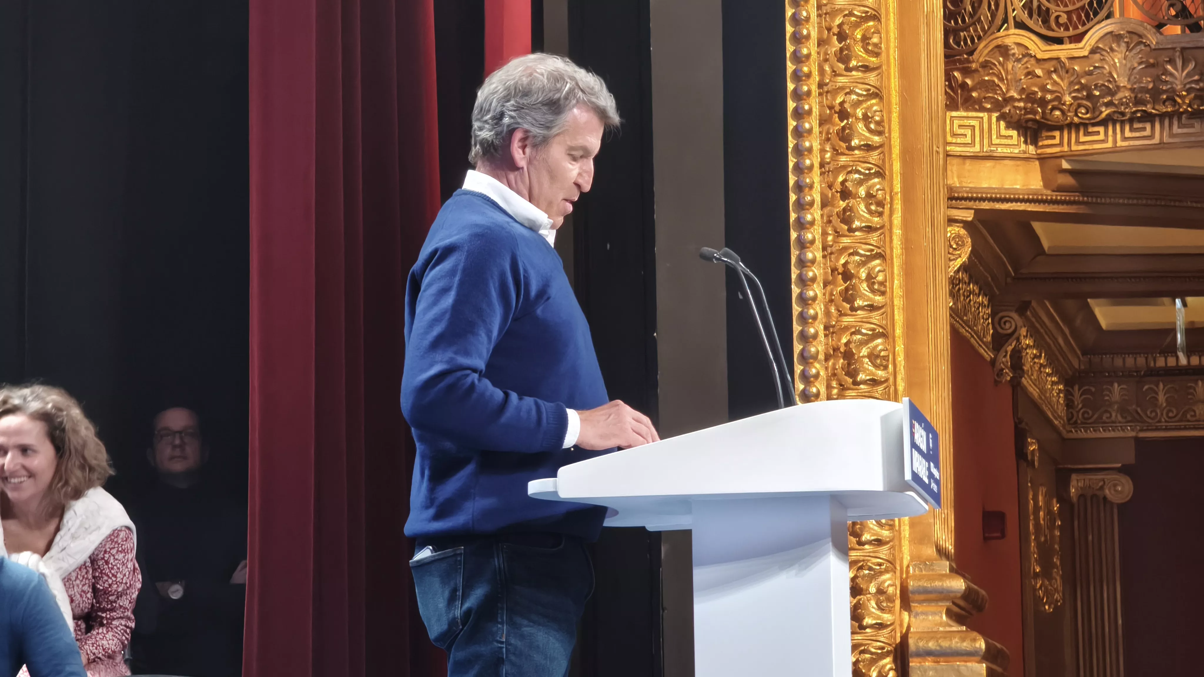 Mitin de Alberto Núñez Feijóo en el Teatro Olimpia de Huesca. Foto María José Sampietro