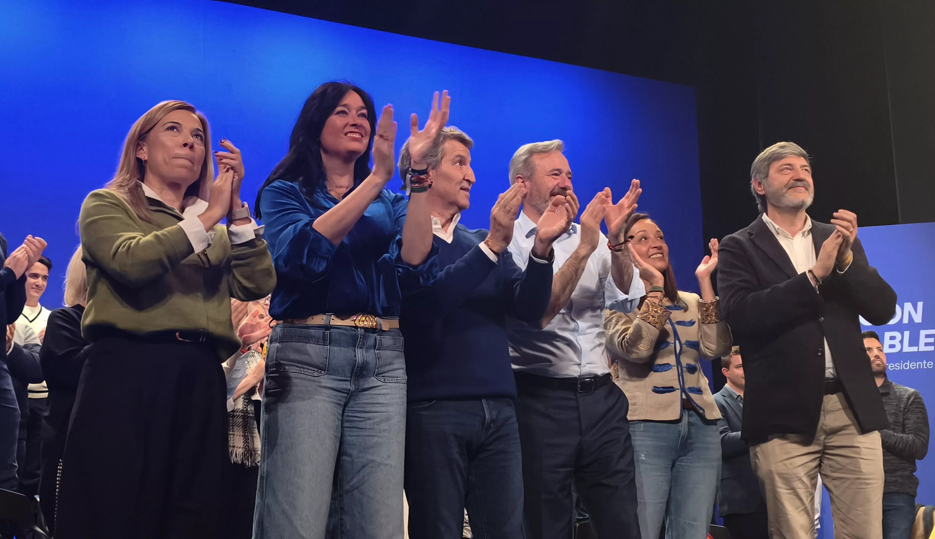 Mitin de Alberto Núñez Feijóo en el Teatro Olimpia de Huesca.